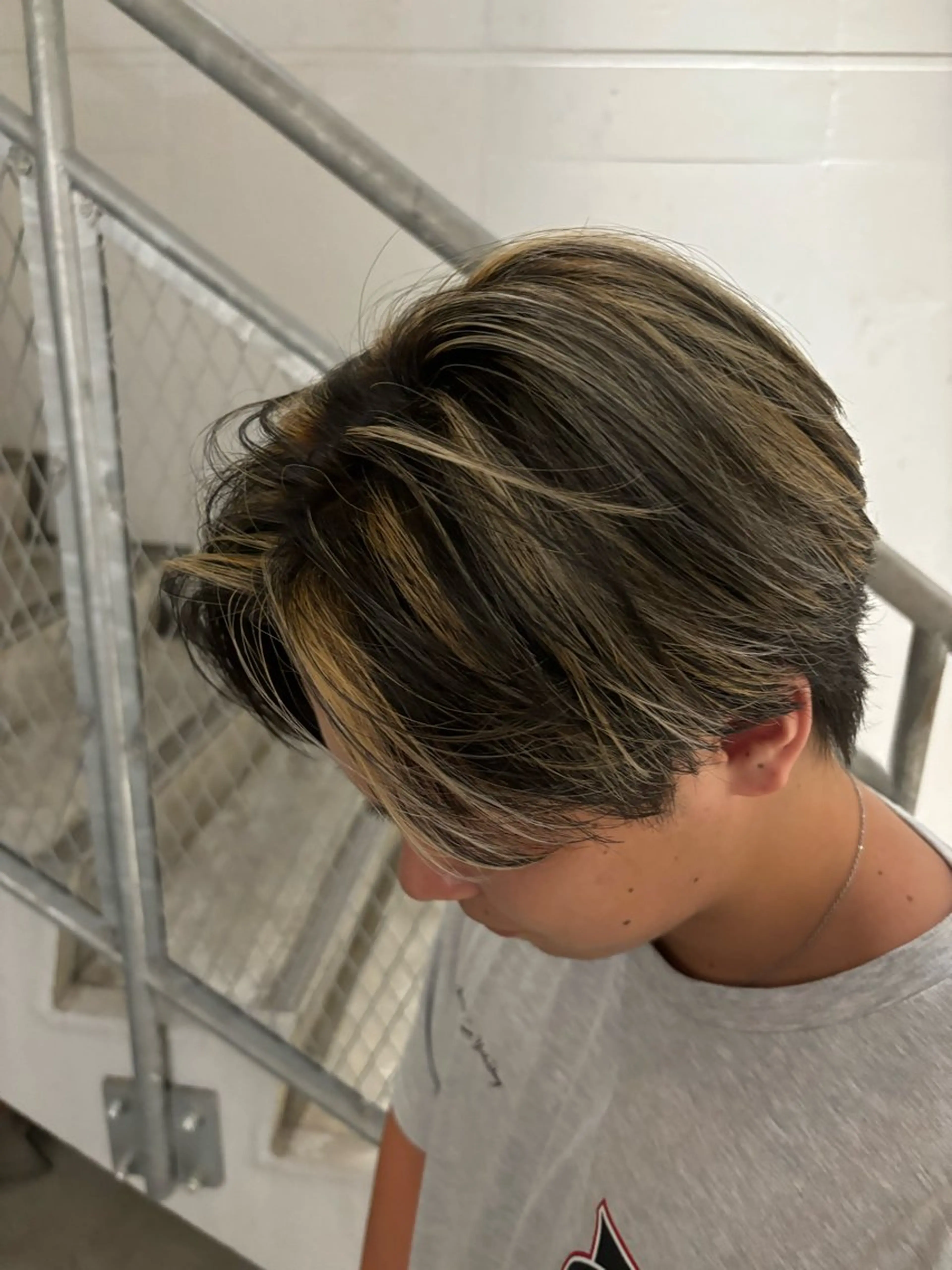 ショート カラー メンズ センターパート メンズハイライト ハイライトカラー ハイライト 落ちる黒 森崎雄斗のヘアスタイル