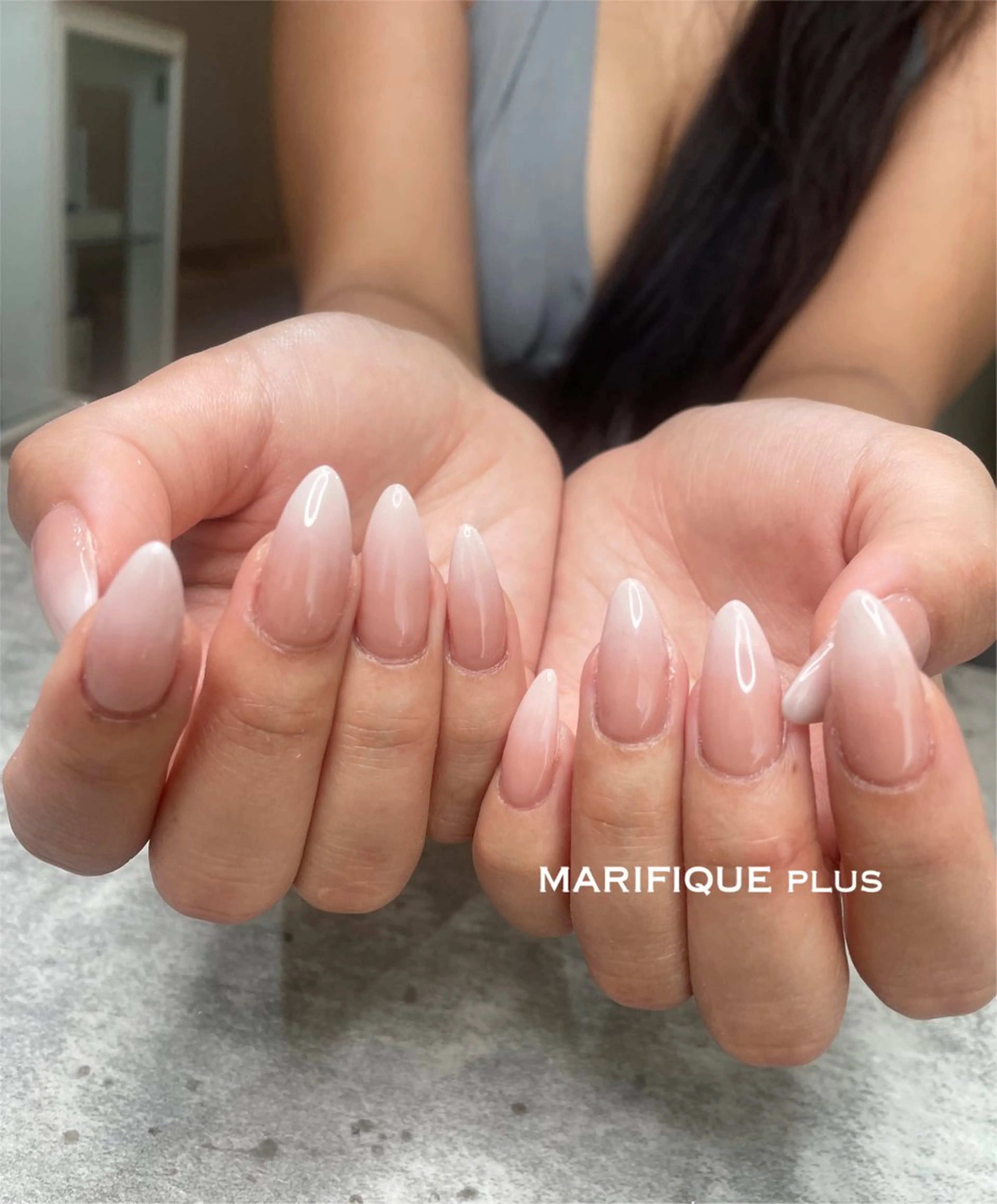 ネイル グラデーション ロングネイル シンプルネイル 夏ネイル ホワイト ハンドネイル ma riのネイルデザイン