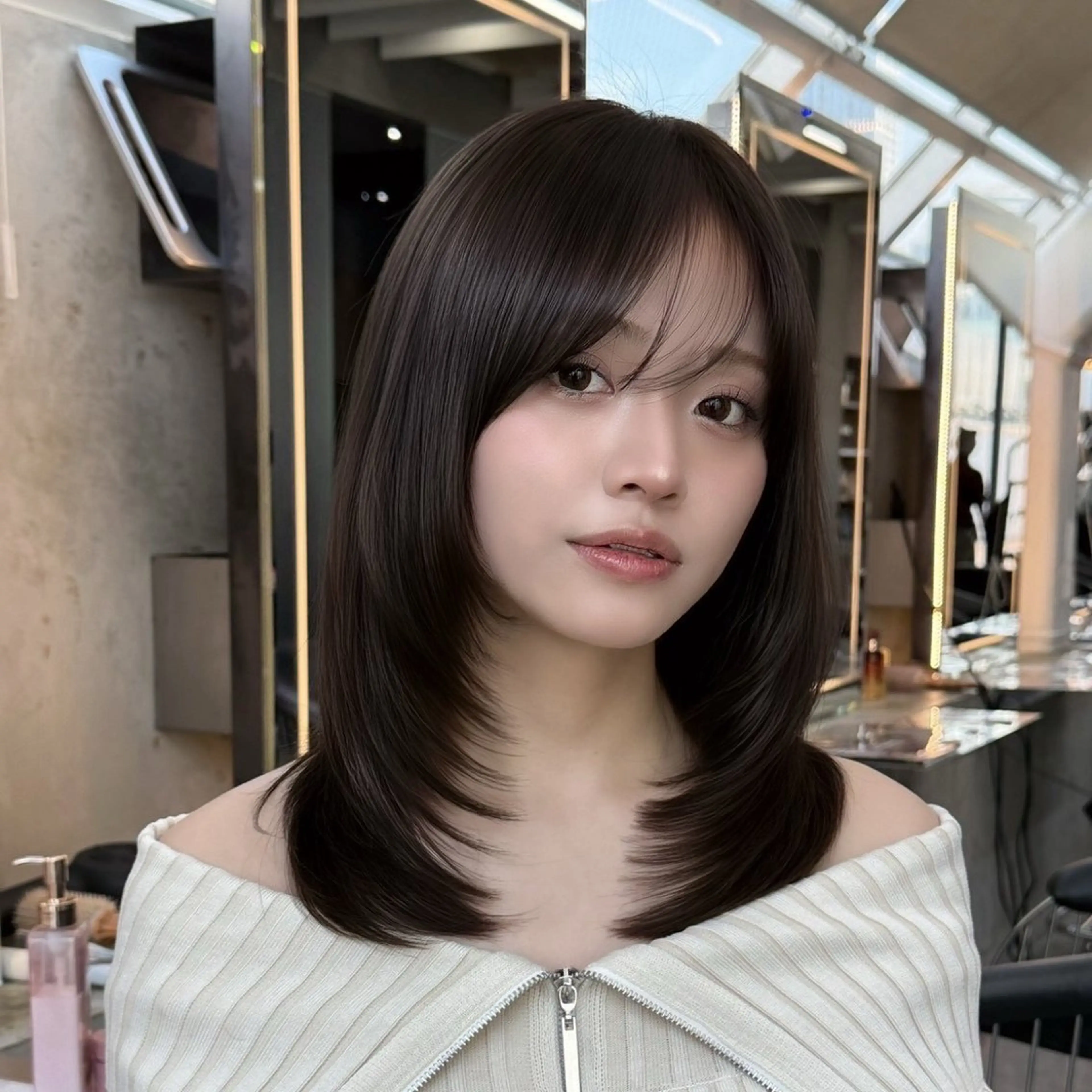 🚨外ハネが好きな人必見🚨ミディアムレイヤーカット＋超音波トリートメント🫧🥣ミディアム レイヤー ボブの写真