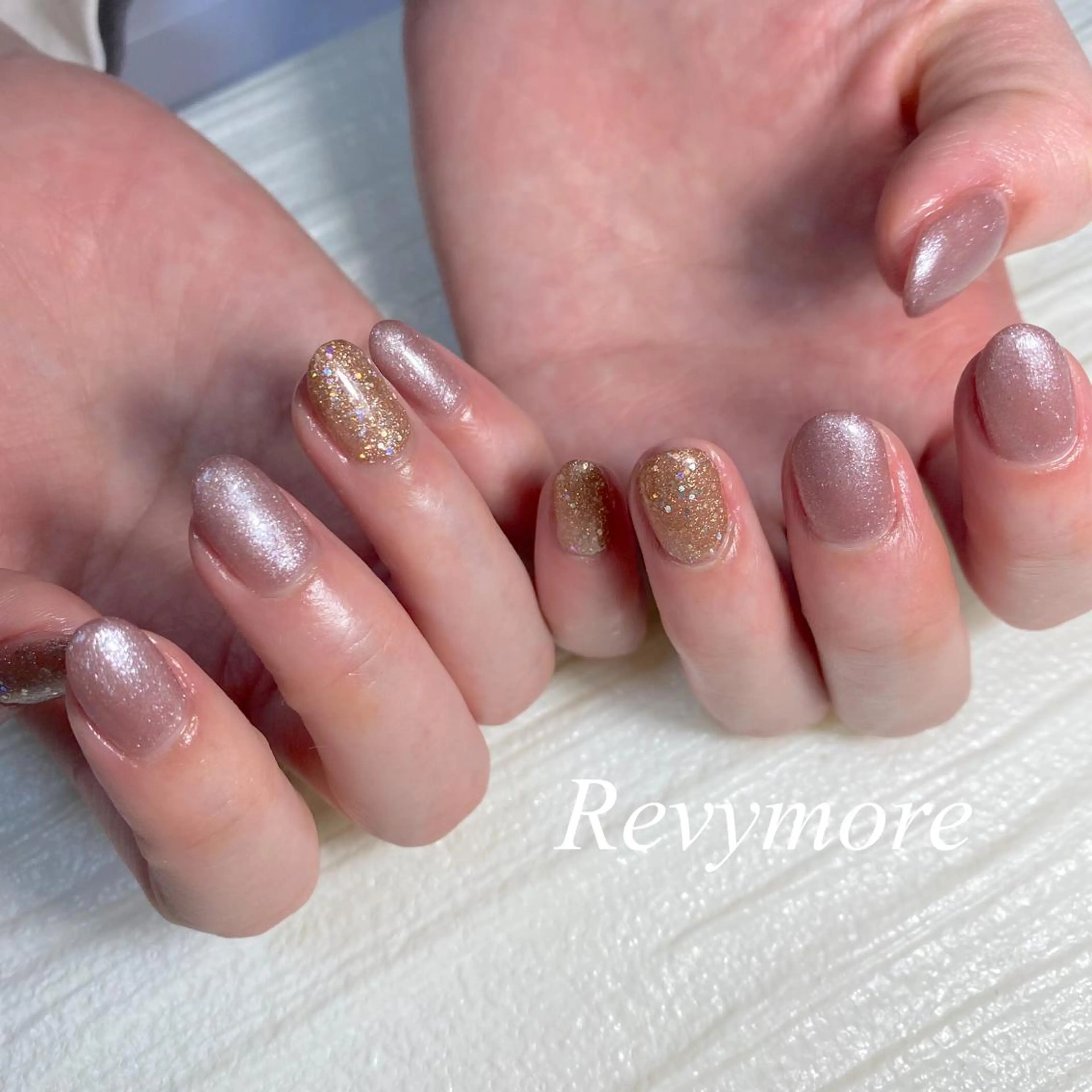 ショート ネイル ジェルネイル ラメ(グリッター) ニュアンスネイル オフィスネイル ワンカラーネイル nail salon Revymore所属・nail salon Revymoreのネイルデザイン