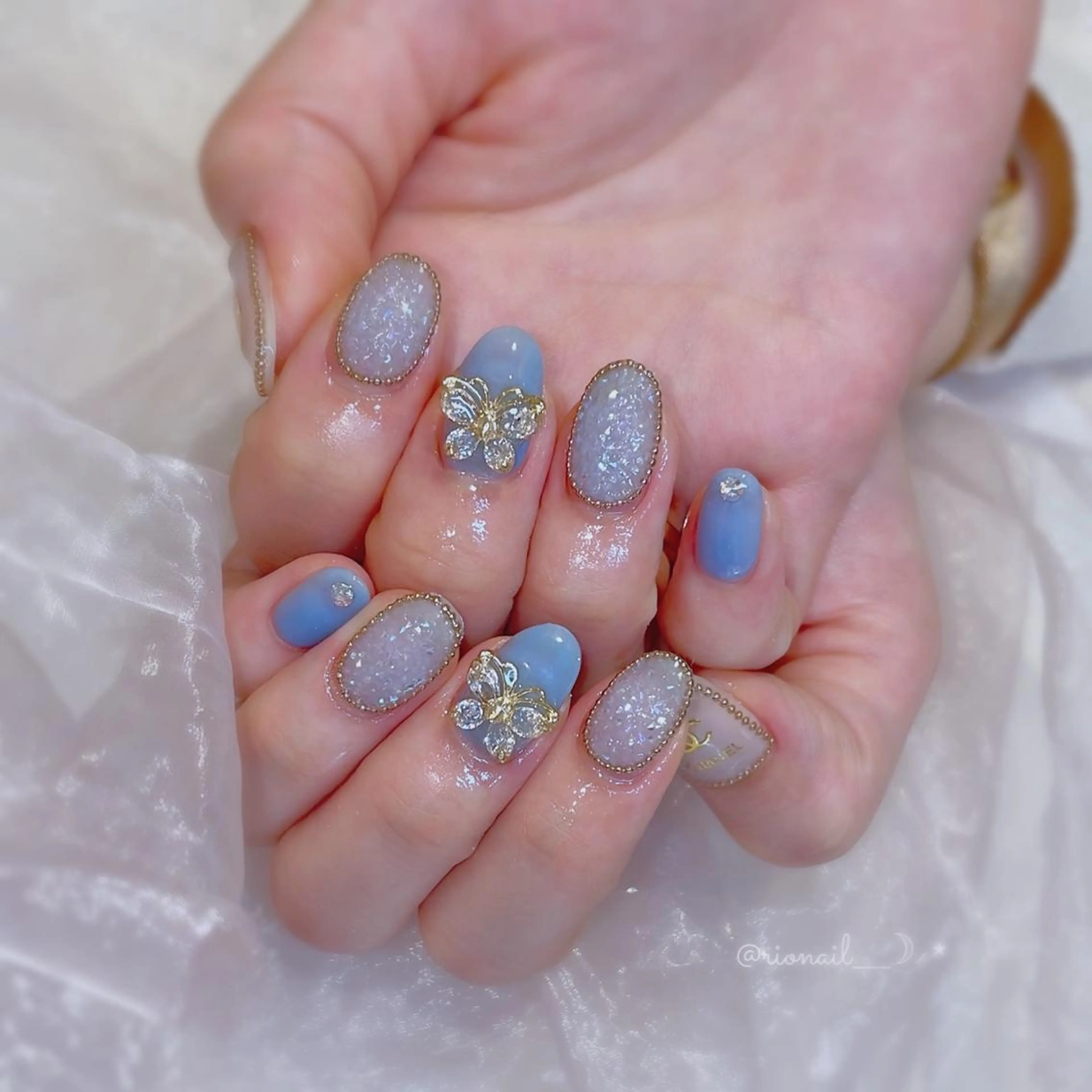 ネイル ストーンネイル ハンドネイル 𝘙𝘪𝘰𝘯𝘢 ...🕯🤍のネイルデザイン