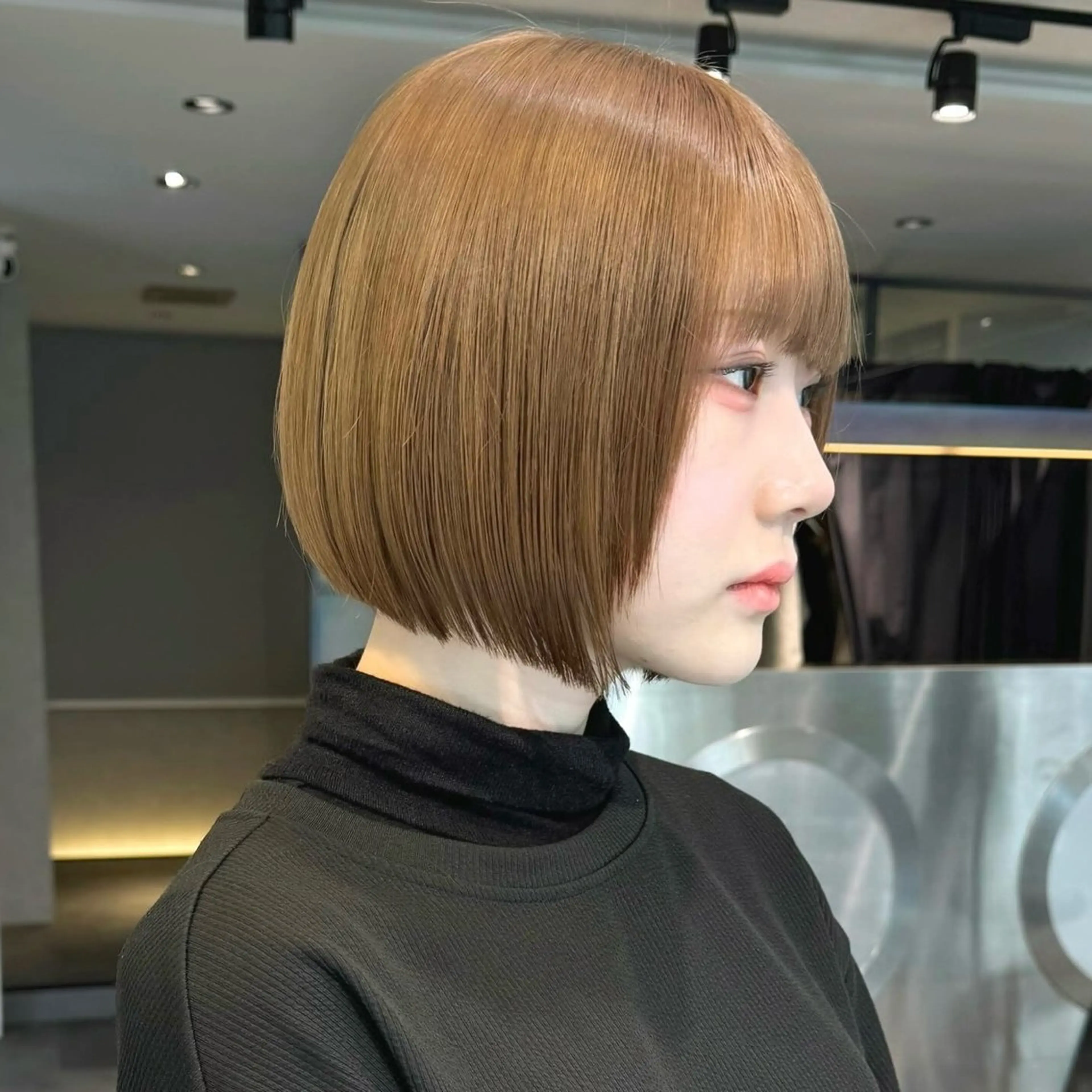 ミディアム カラー 切りっぱなしボブ ブリーチ ハイトーンカラー ボブ 髪質改善/ブリーチ/ ボブ特化/よしきのヘアスタイル