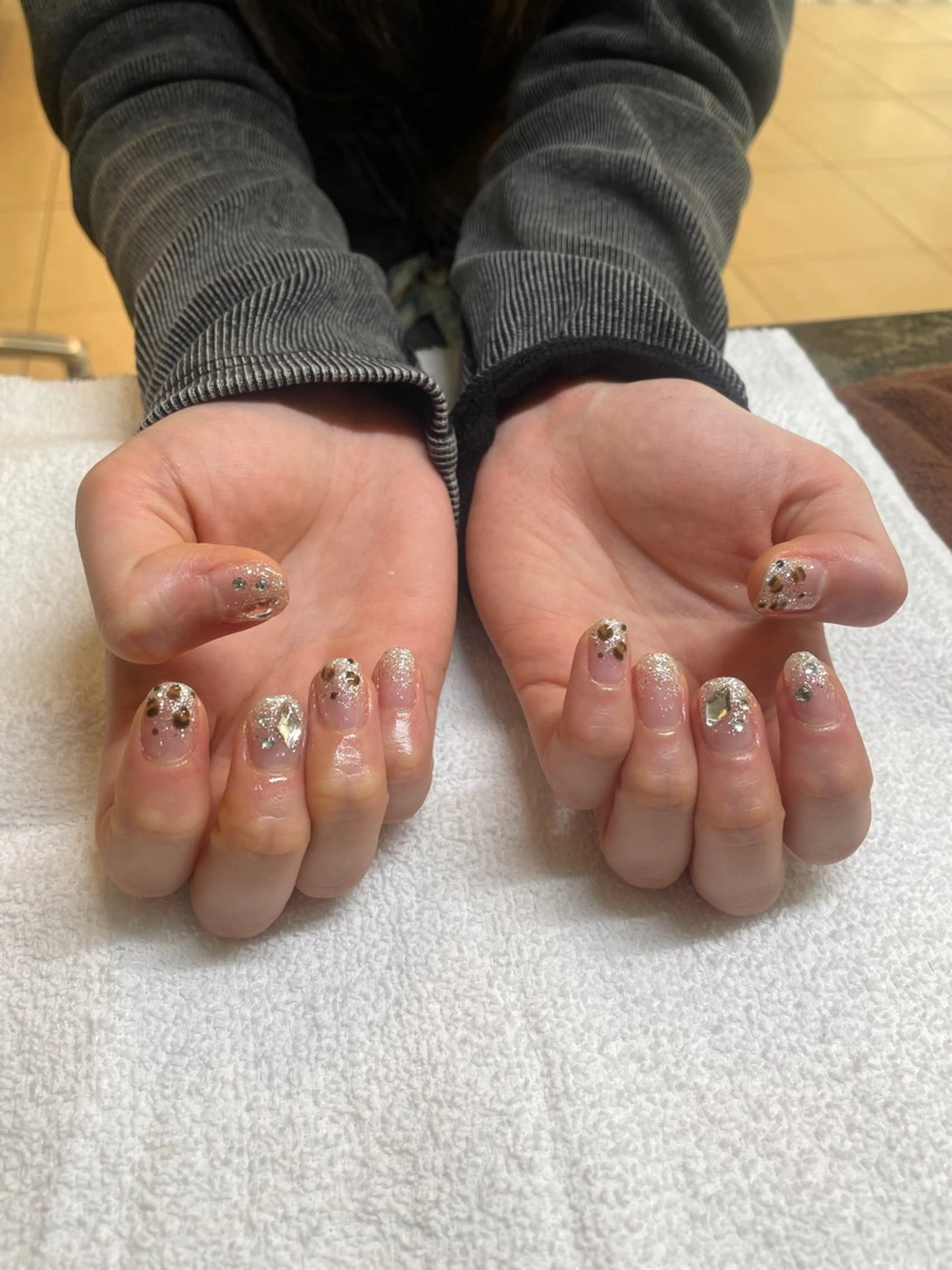 ネイル グラデーション ラメ(グリッター) ラメグラデーション 菊池 菜月のヘアスタイル