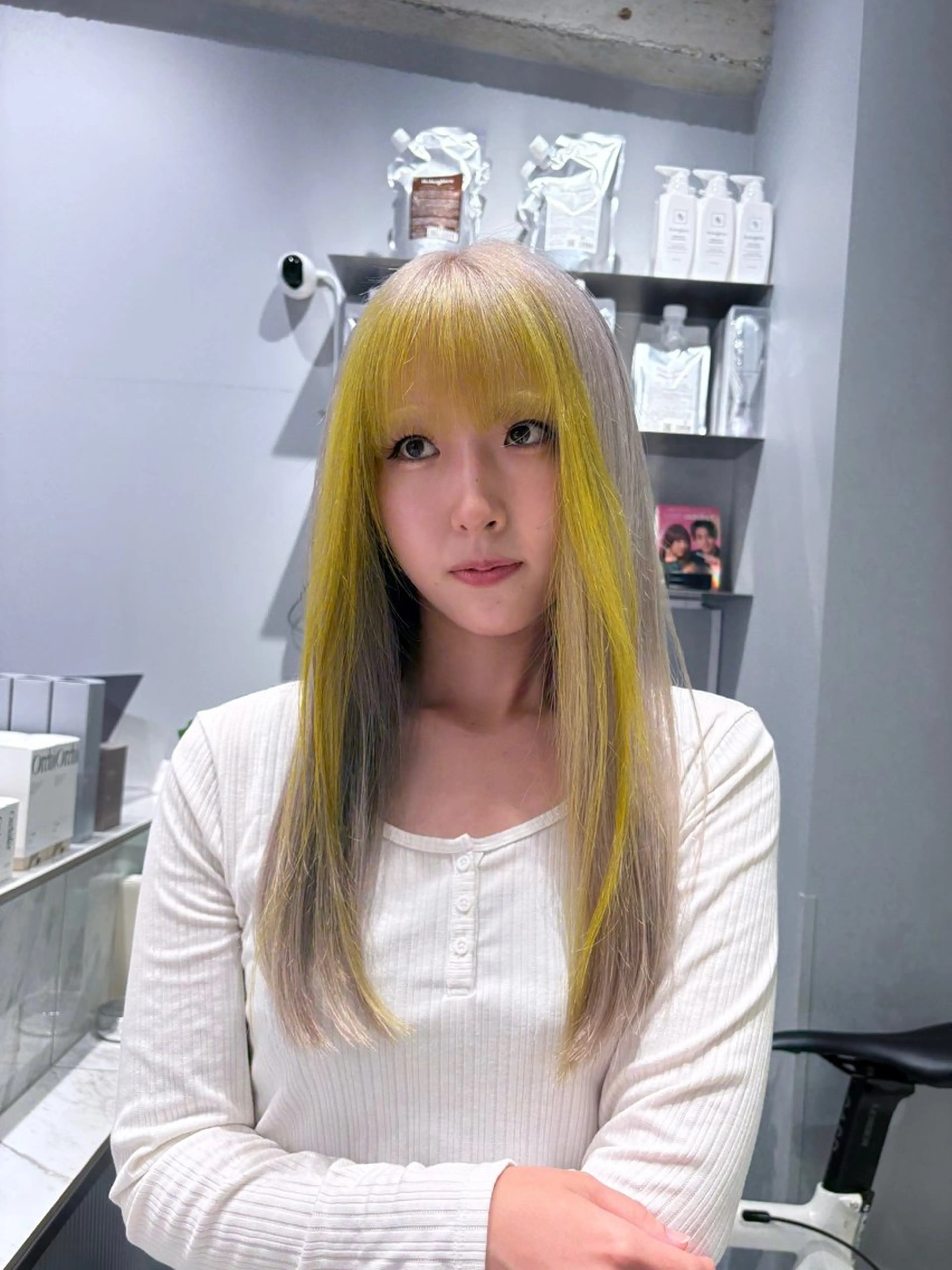 セミロング カラー ミストバング  フェイスフレーミング イエローカラー カット ヘアカラー トリートメント 菜々🫧新宿 透明感ケアブリーチのヘアスタイル