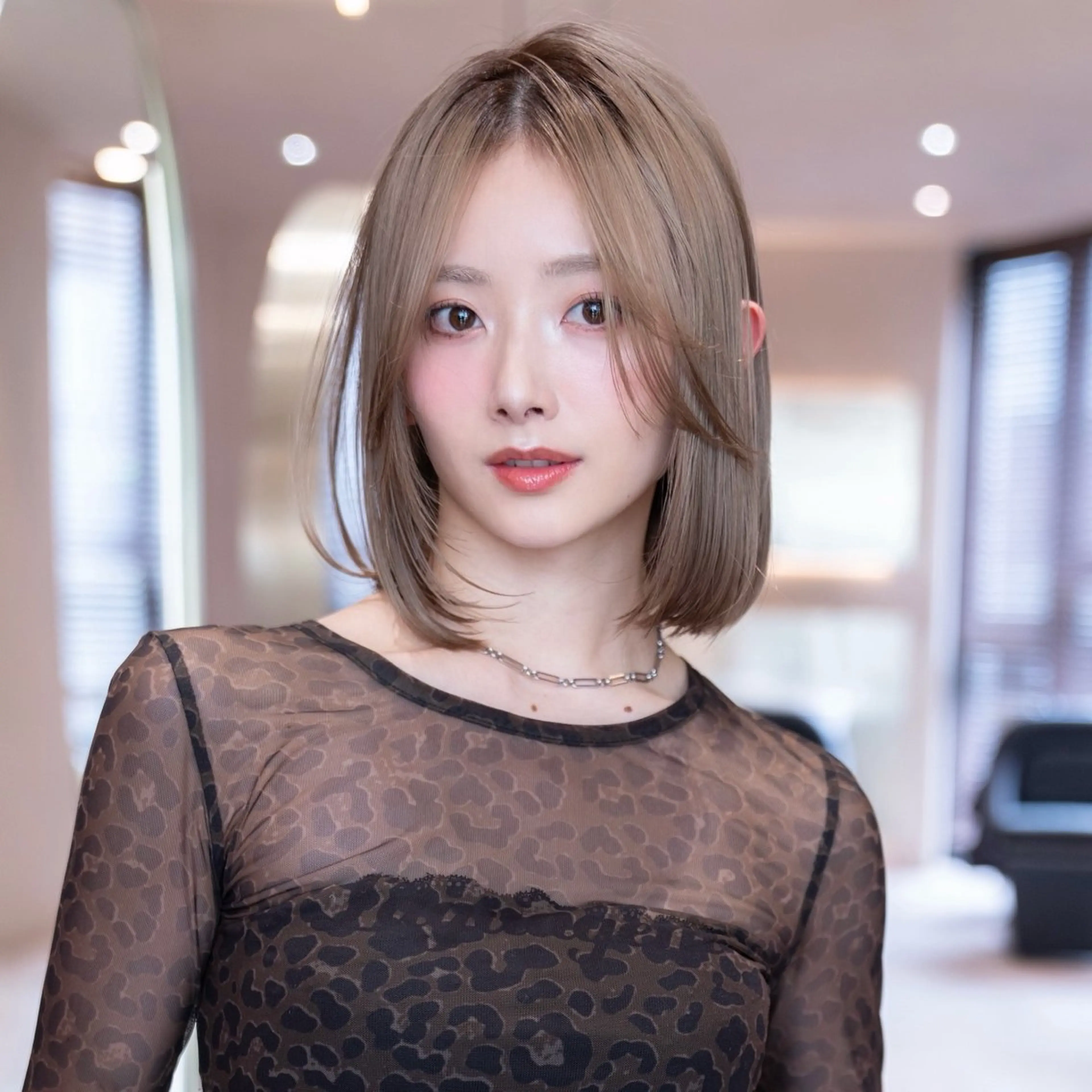 ミディアム カラー ベージュカラー ブリーチ ブロンド ケアブリーチ 透明感カラー カット ヘアカラー トリートメント 新宿/韓国ボブ/ レイヤーボブしょうごのヘアスタイル