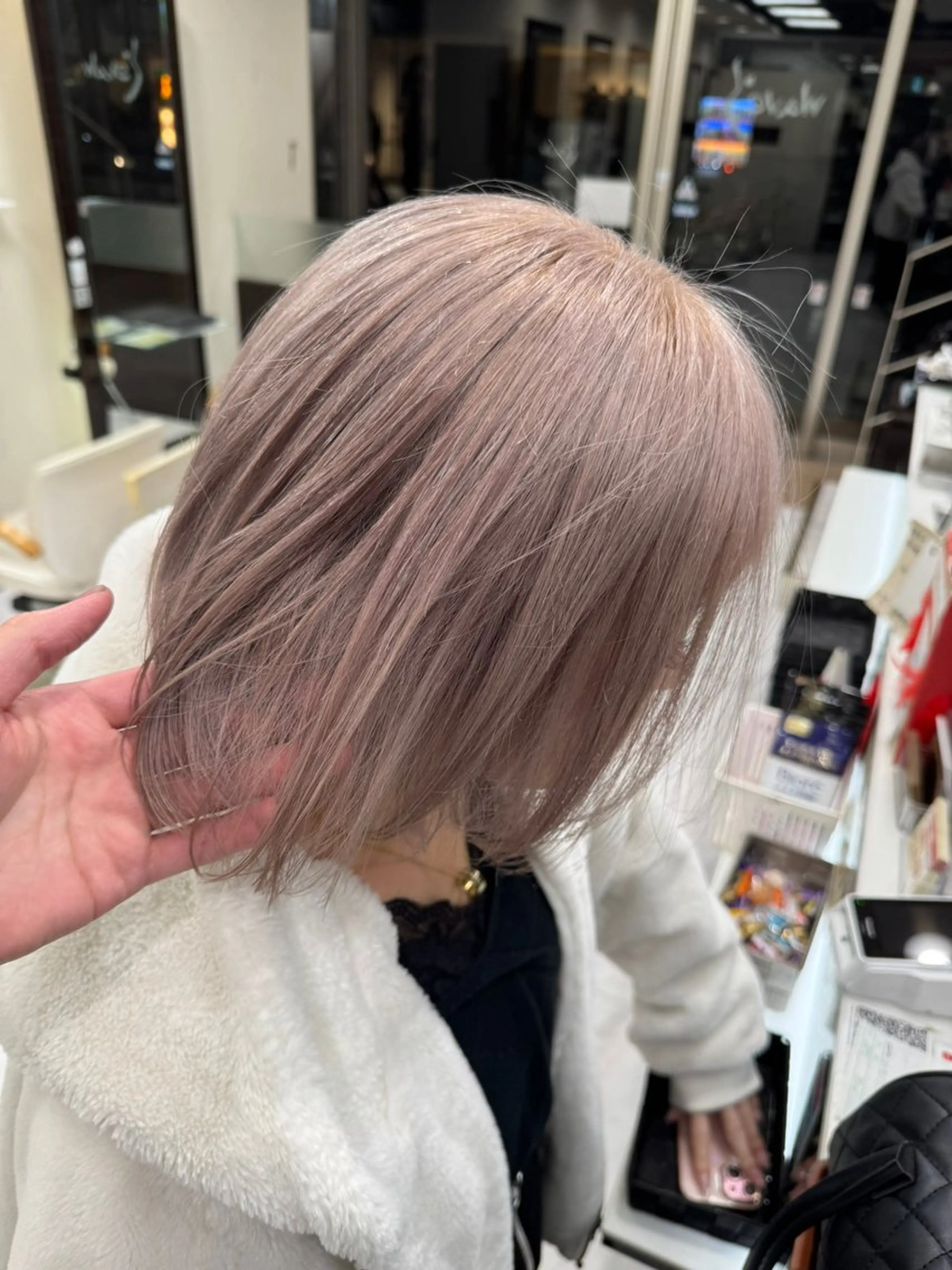 ミディアム カラー ヘアアレンジ 切りっぱなしボブ ミディアムレイヤー ベージュカラー ブリーチ デザインカラー カット ヘアカラー トリートメント 目黒 碧人のヘアスタイル