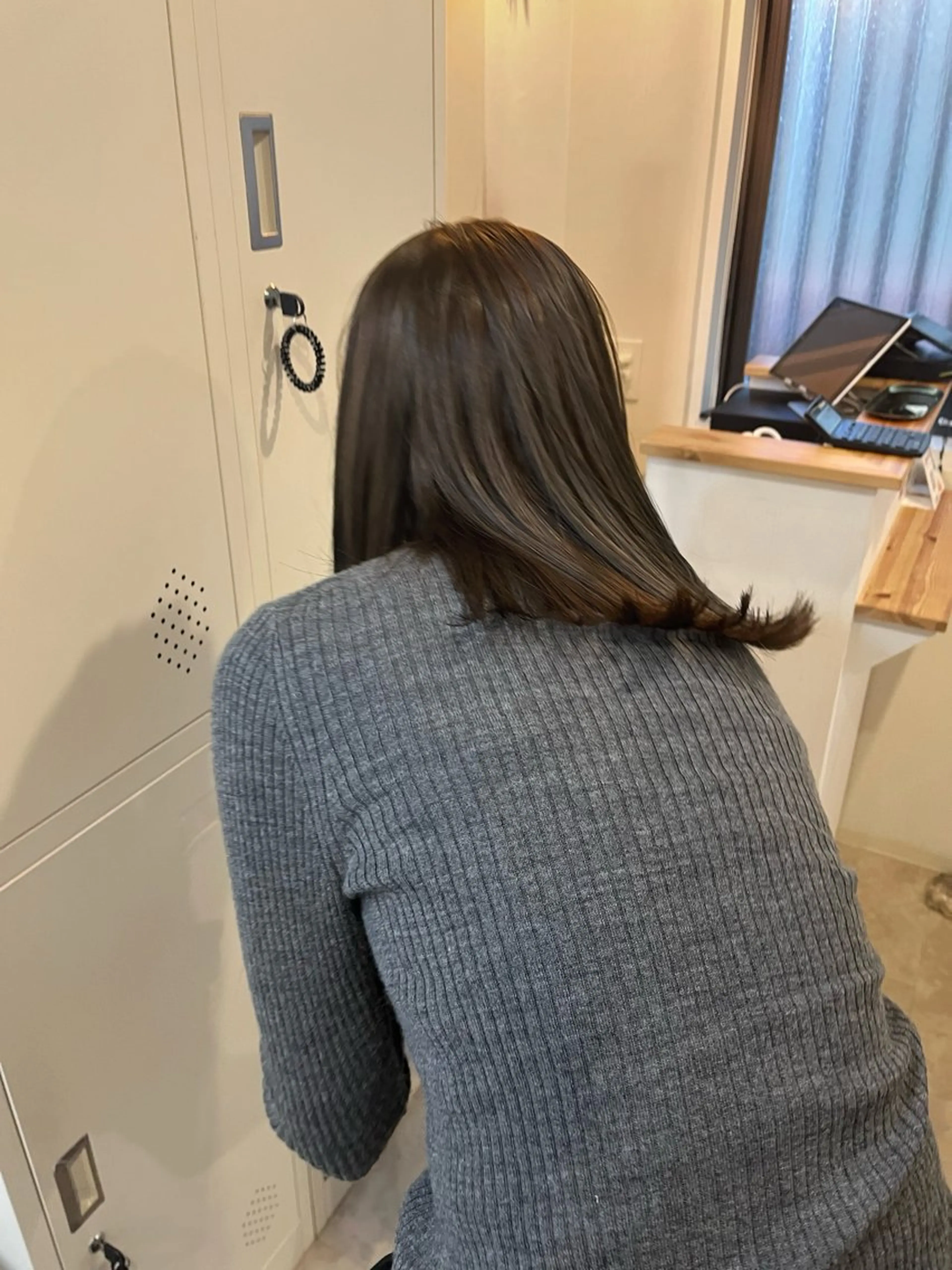 ミディアム カラー アッシュ アッシュグレー アッシュグレージュ グレージュ 下石怜子/レイヤー/ 透明感カラーのヘアスタイル