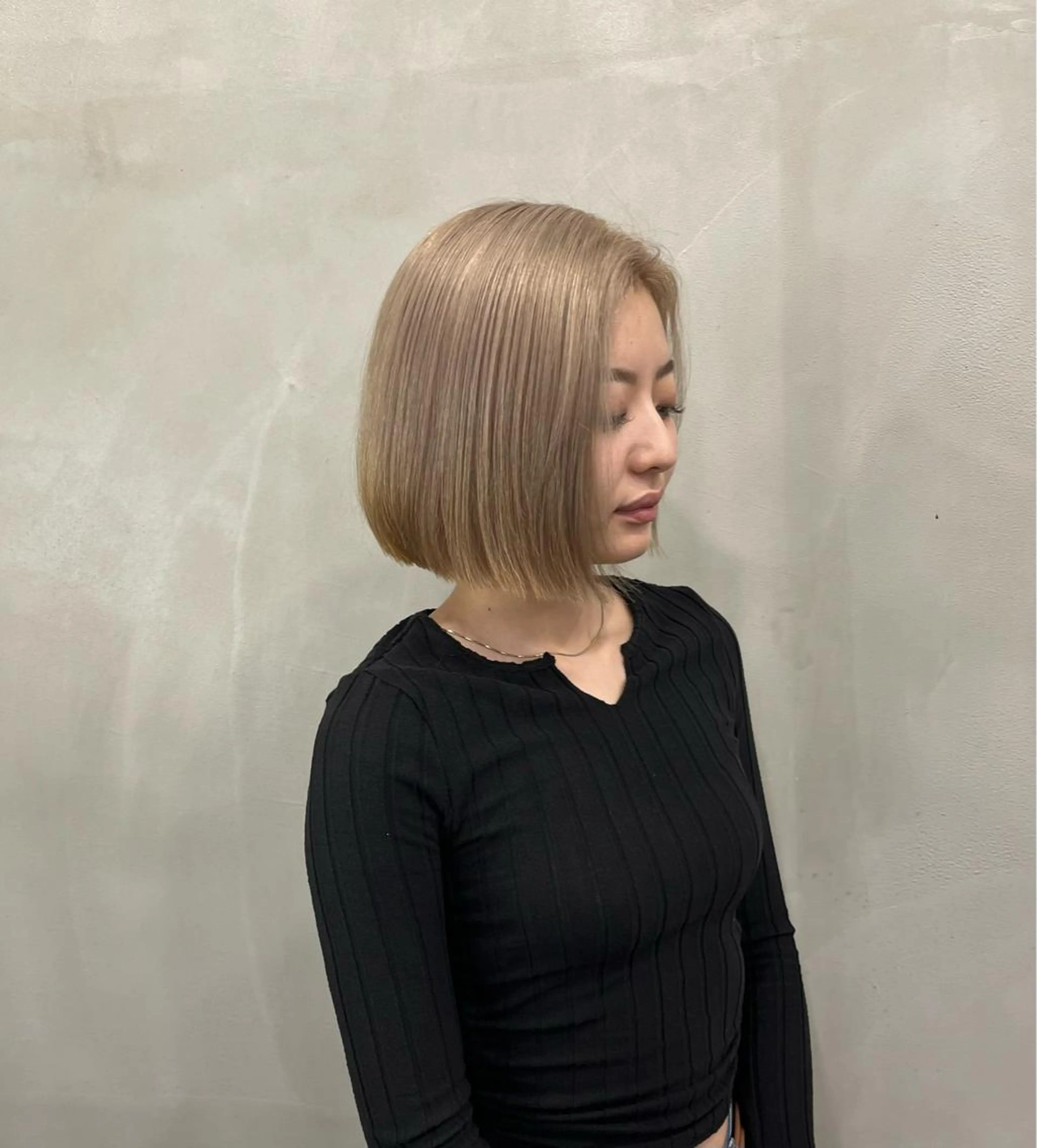 ショート カラー ベージュカラー ブリーチ ブロンド ブロンドベージュ とうだだいき レイヤーカットのヘアスタイル