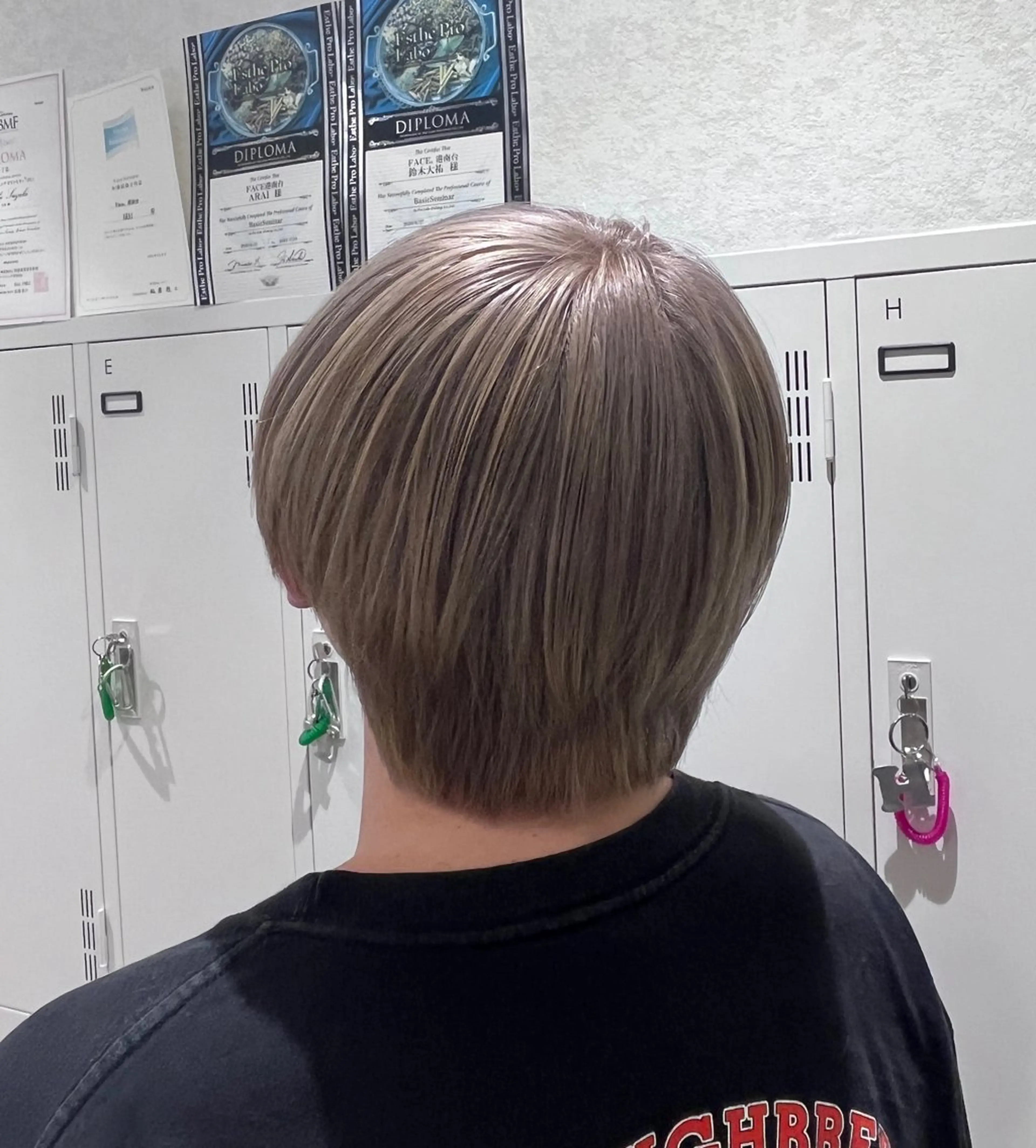 ショート カラー ベージュカラー ブリーチ ミルクティーベージュ mitsuki🎀 ブリーチ/エクステのヘアスタイル