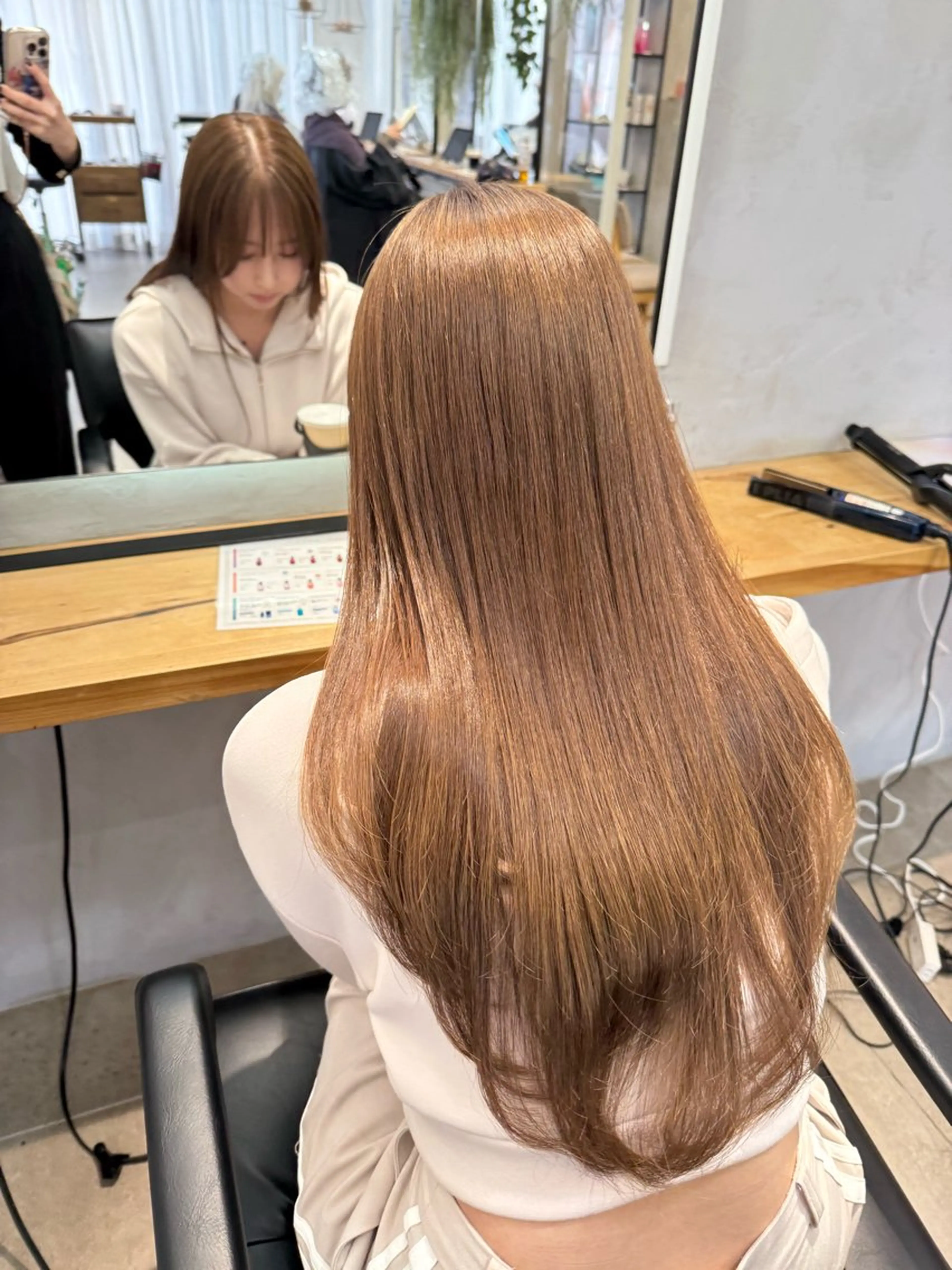 ロング カラー ミルクティー× グレージュMOMOのヘアスタイル