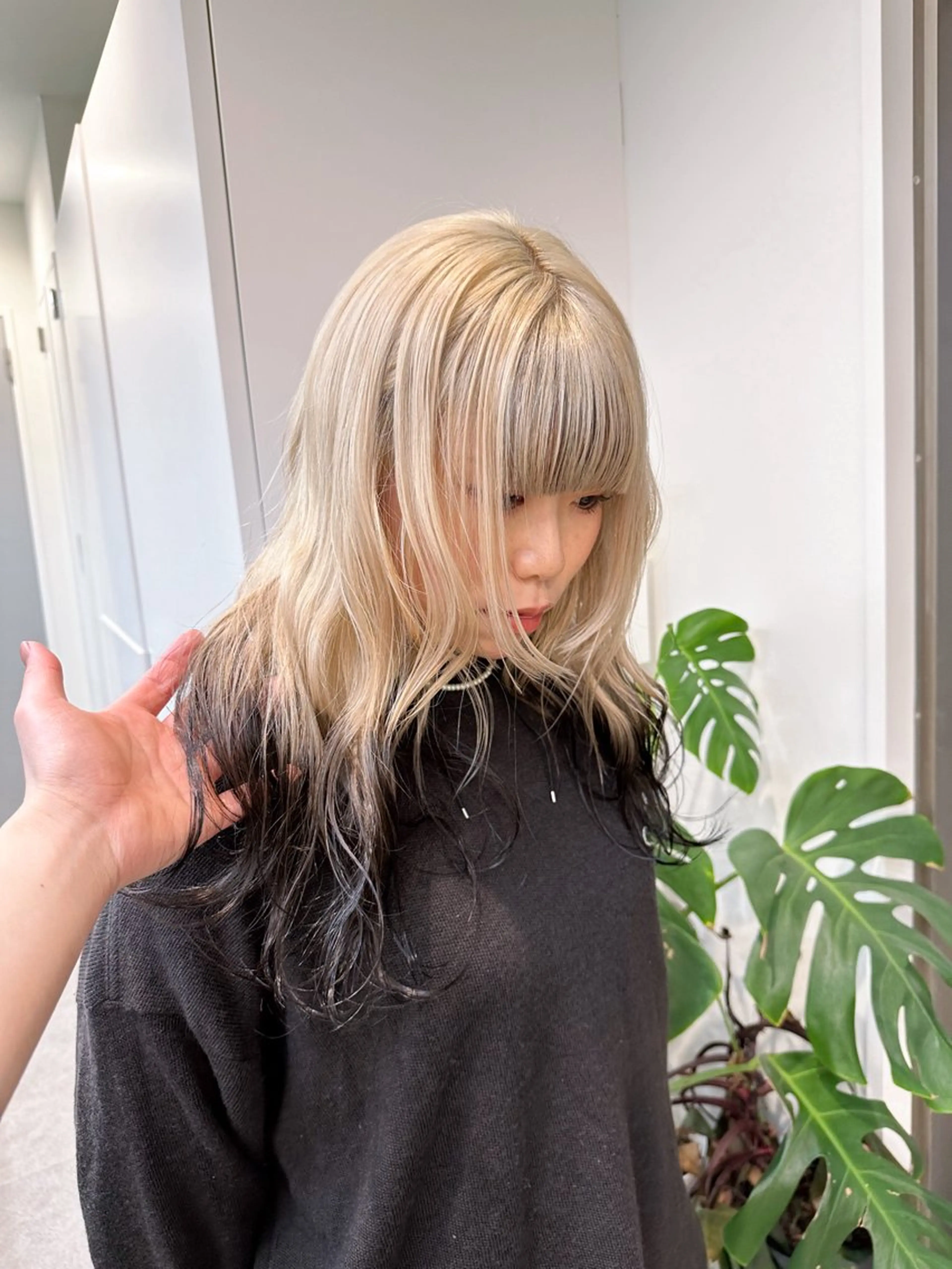 セミロング カラー 黒髪 ブロンド デザインカラー ホワイトブロンド ハイライト🌟/ ボブ/豊田のヘアスタイル