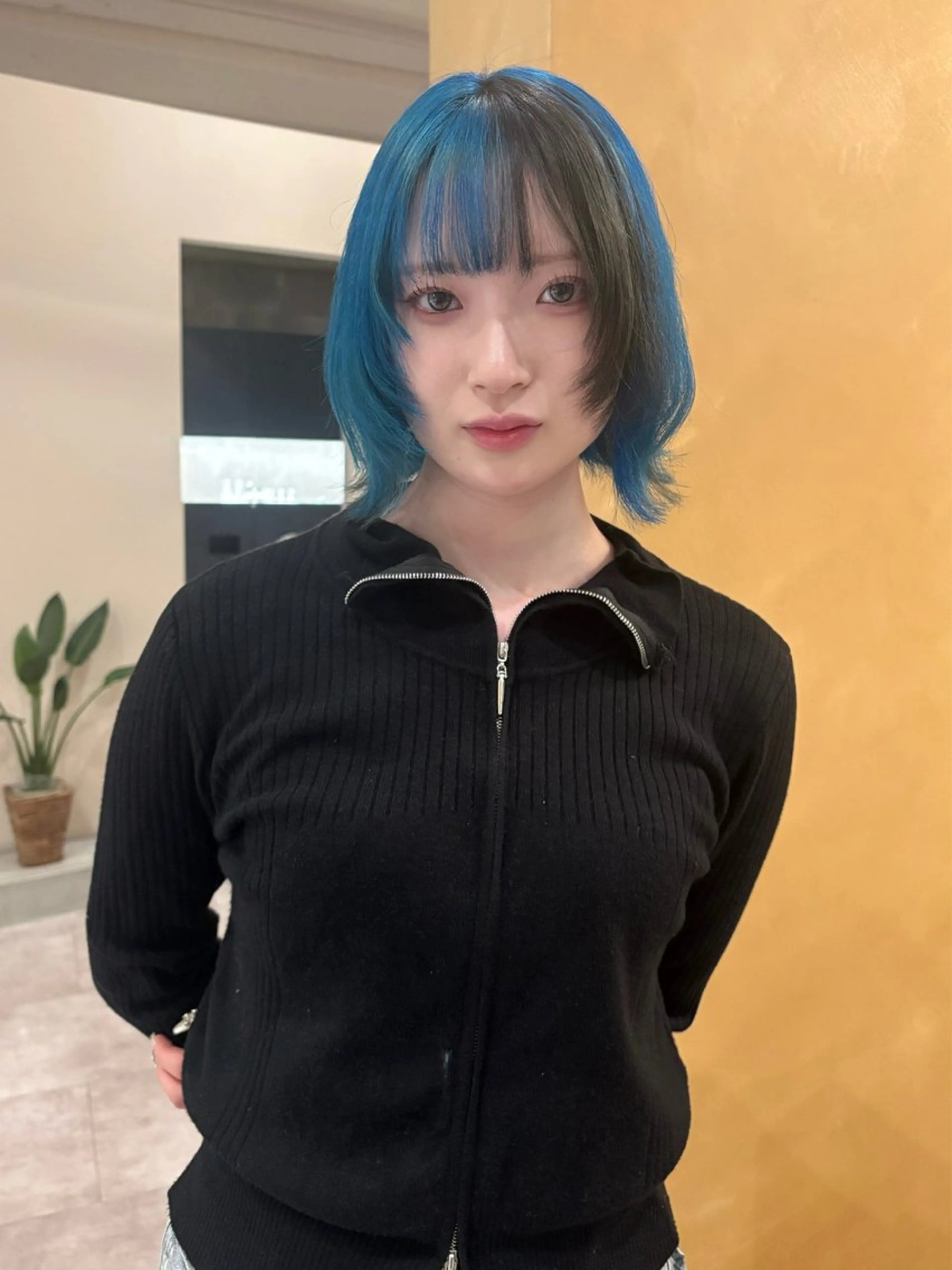 ミディアム 西田 朋華のヘアスタイル