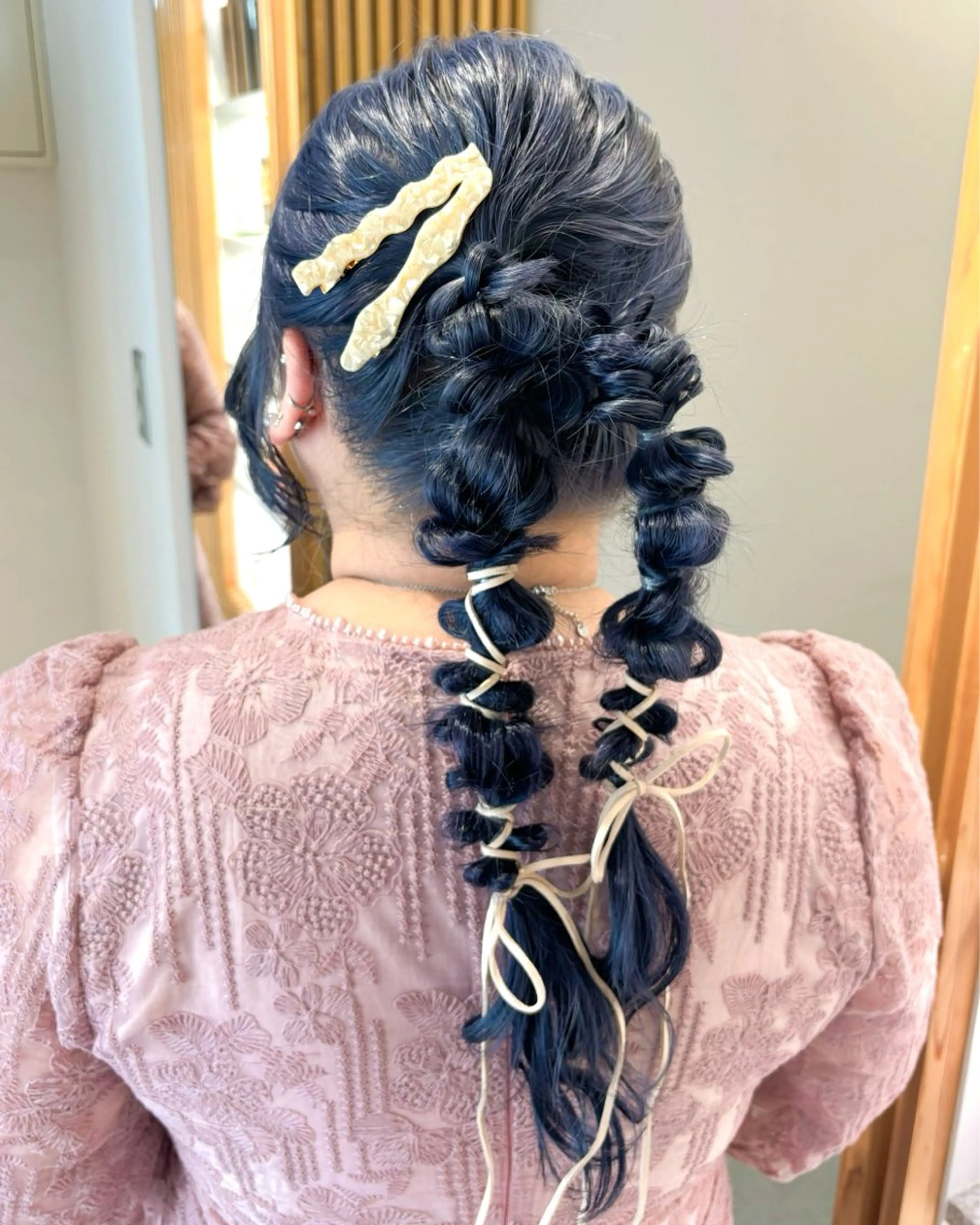 ロング ヘアアレンジ ツインテール ヘアセット ダブルカラー,透け カラーHINARIのヘアスタイル