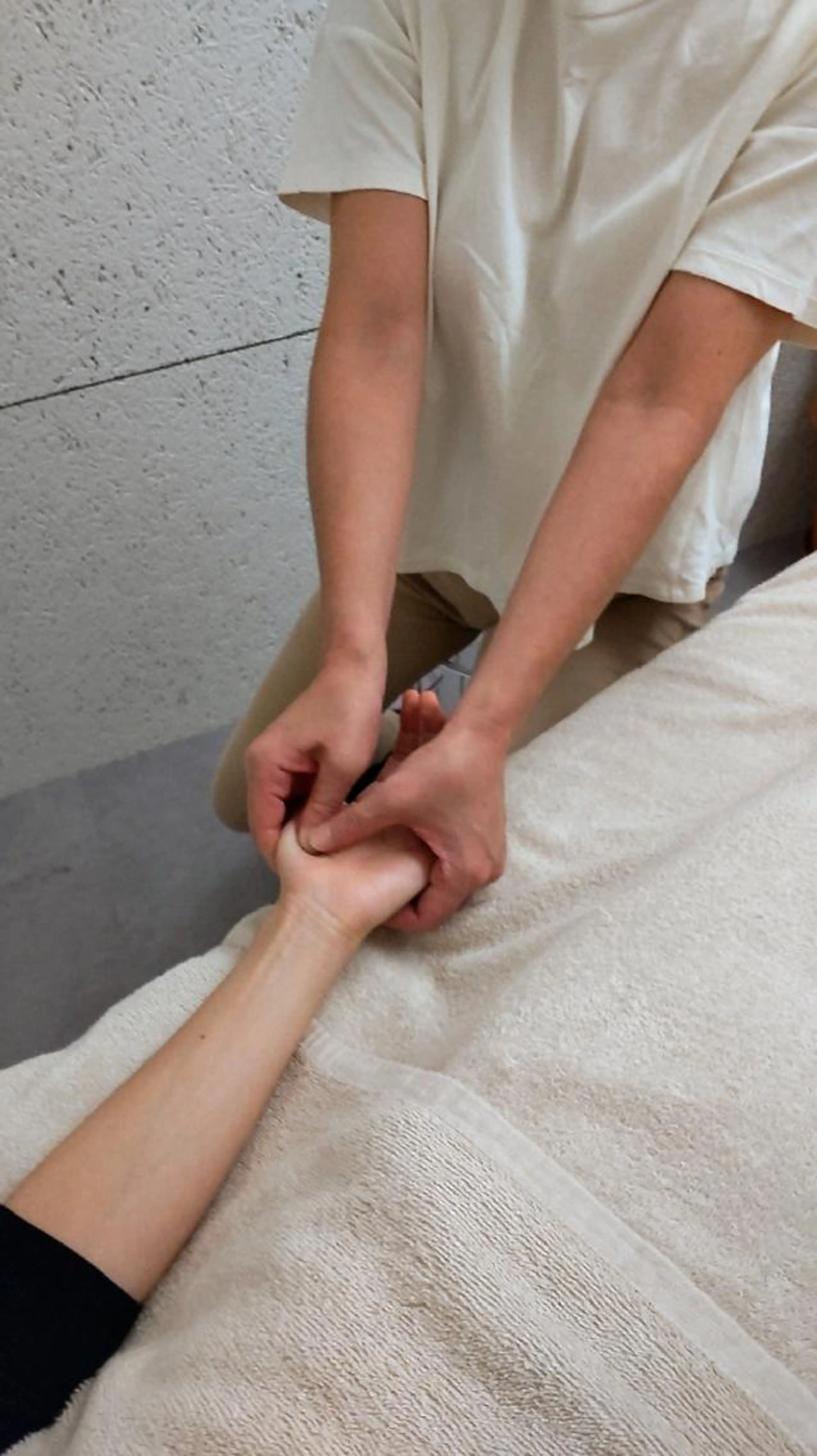 【お試し60分経絡アロマリフレ&経絡アロマハンドマッサージ🤘🦵】 足裏から膝下と肩から掌までの経絡アロママッサージの写真