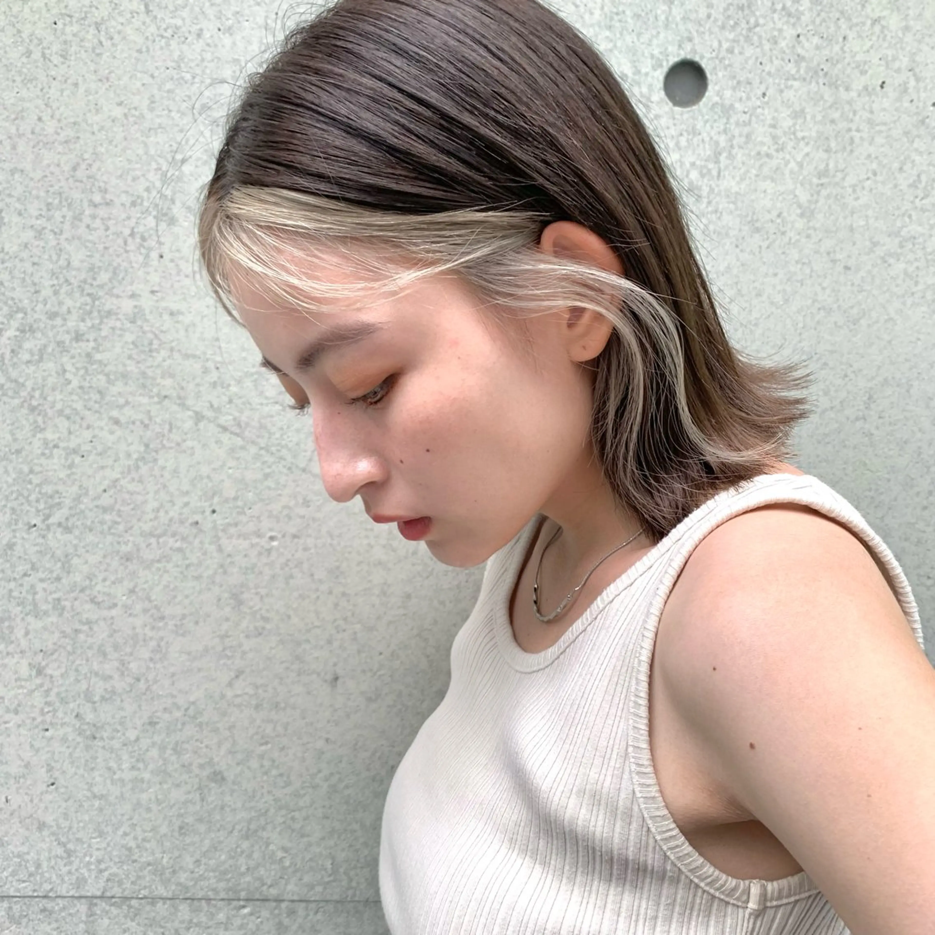 ショート カラー 切りっぱなしボブ ベージュカラー イヤリングカラー インナーカラー ボブ 大久保 佳那のヘアスタイル