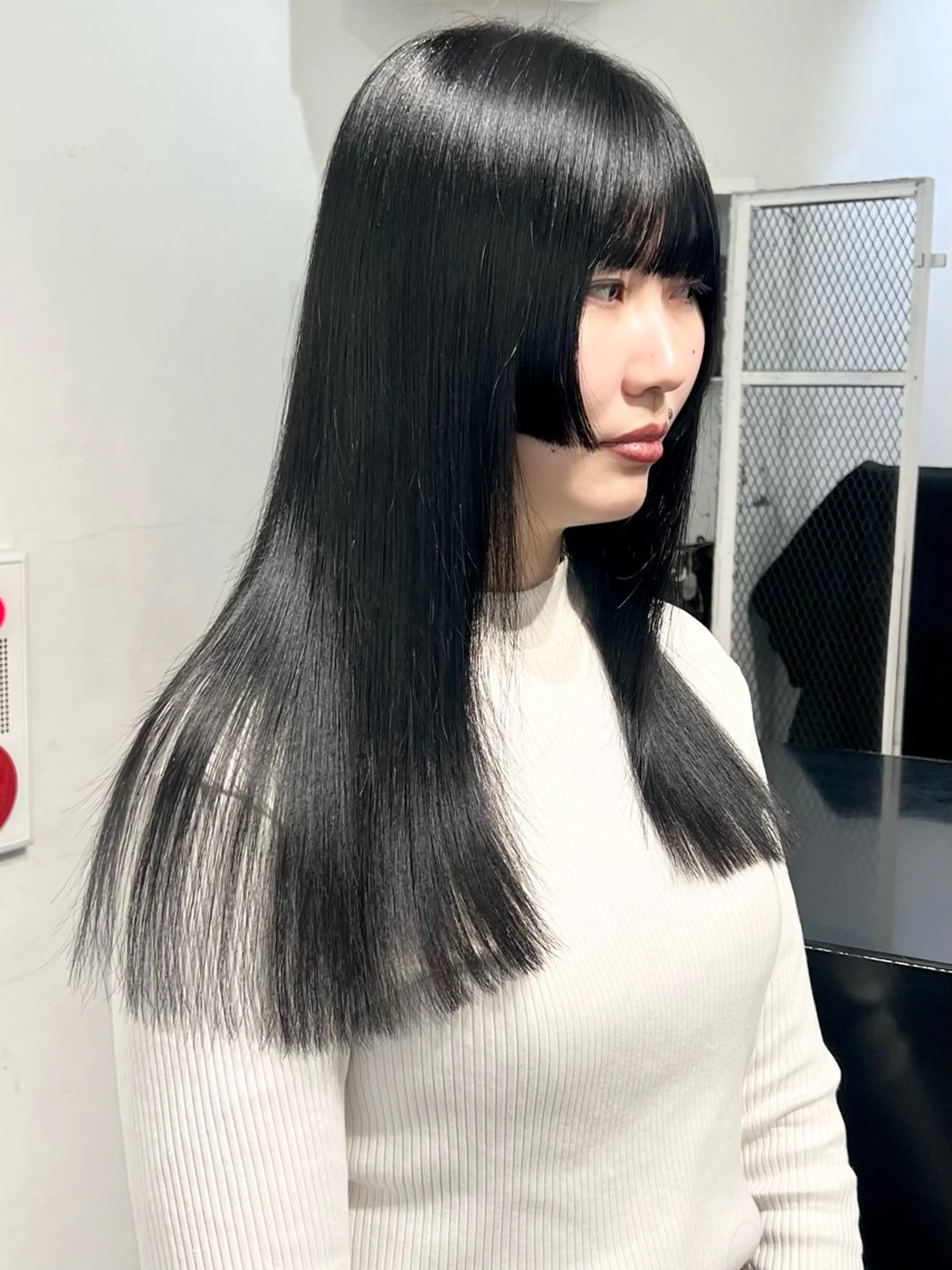 ミディアム カラー 黒髪 ブリーチ ブルーカラー ブルーブラック 姫カット カット ヘアカラー トリートメント HARU//原宿🤍 リピート率NO.1のヘアスタイル