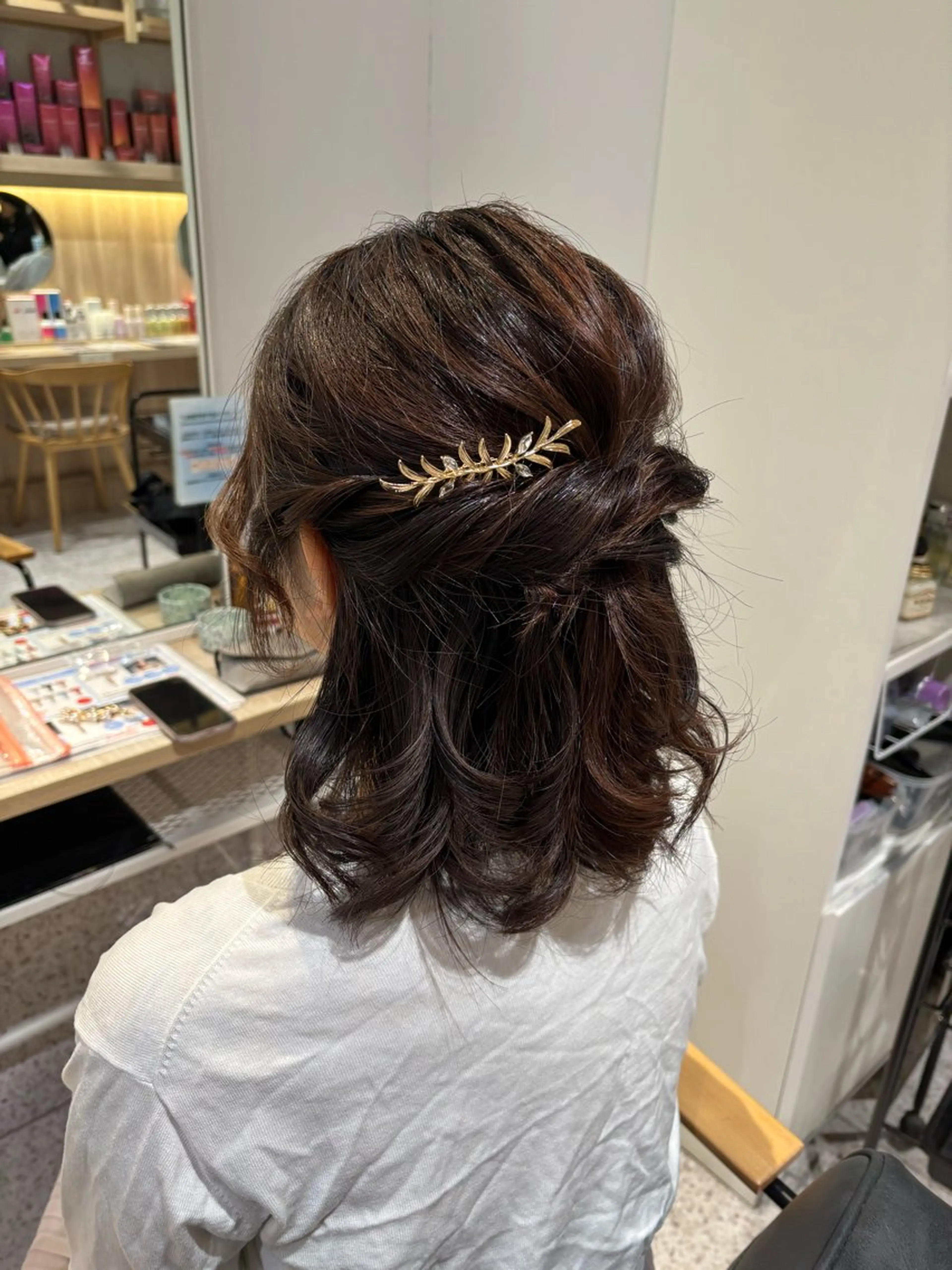 ミディアム ヘアアレンジ 成人式 ハーフアップ ミディアムパーマ 顔周りカット ハイライト ヘアセット 暖色カラー/ パリジェンヌ💟みくのヘアスタイル