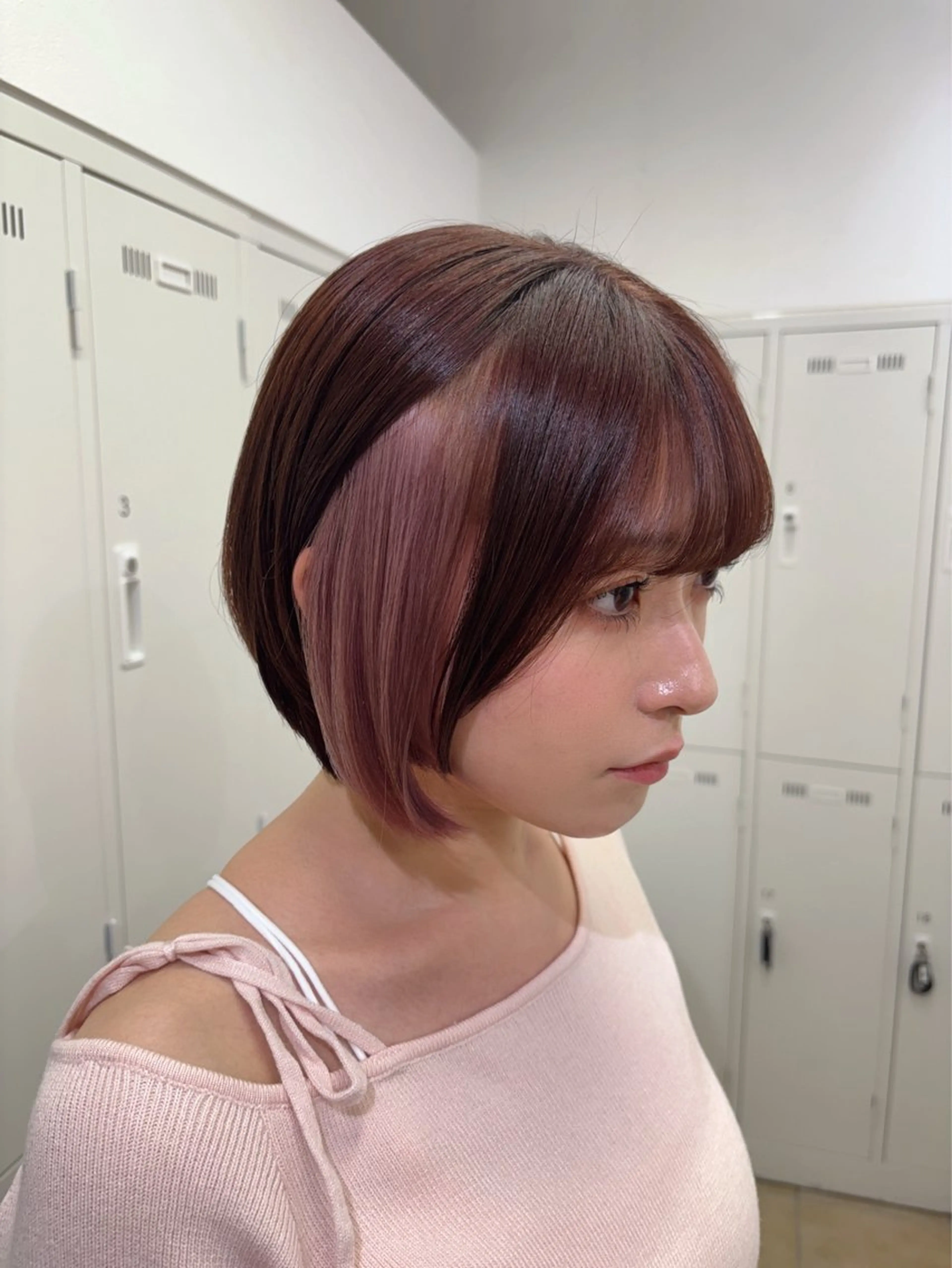 ショート カラー ブラウンカラー イヤリングカラー ピンクカラー ピンクブラウン ヘアカラー 長妻莉央/縮毛矯正 髪質改善カラーのヘアスタイル