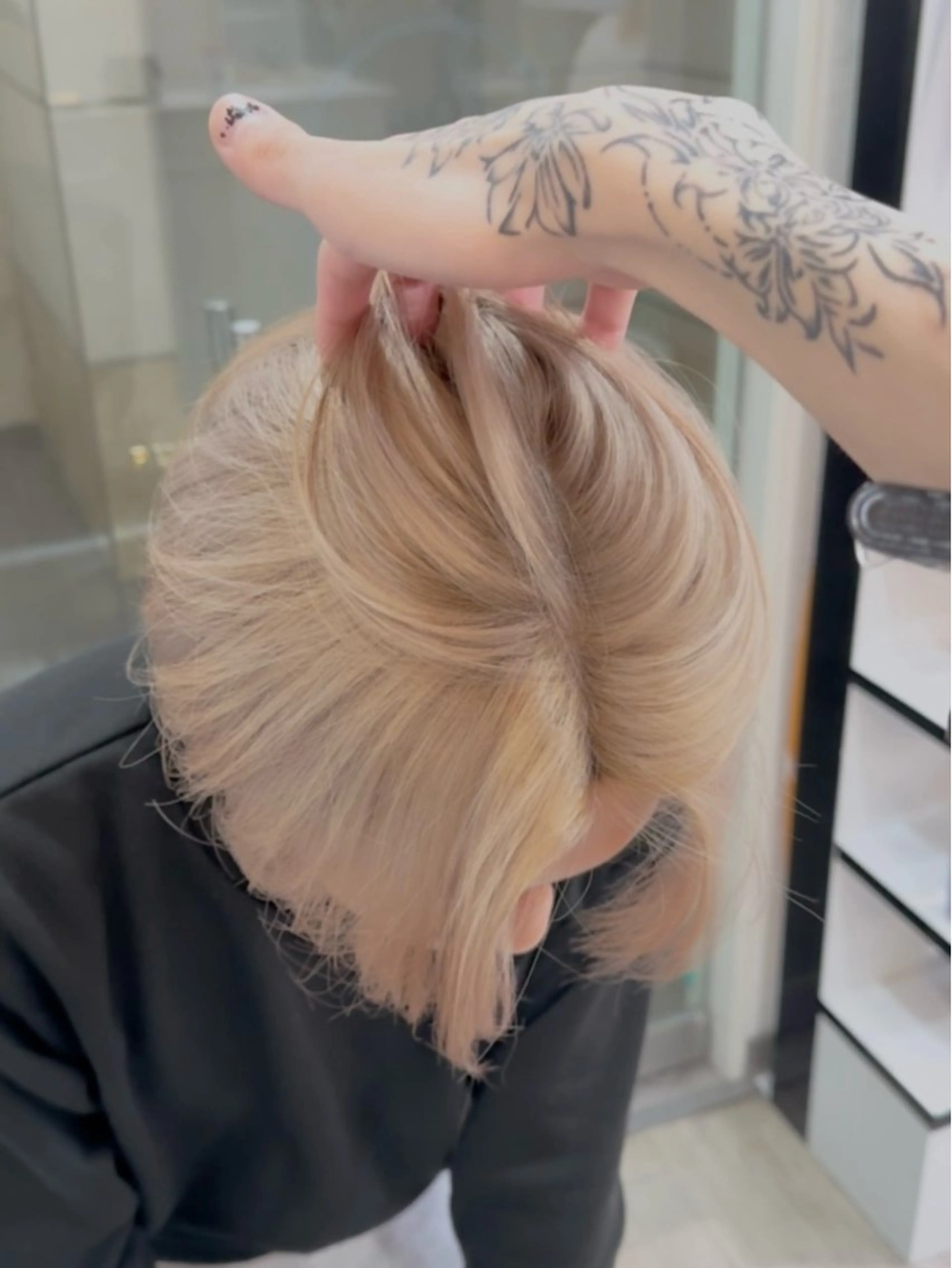 メンズ ヘアカラー llwy所属・🌺名古屋ハイトーン デザインSOLA🌺のヘアスタイル