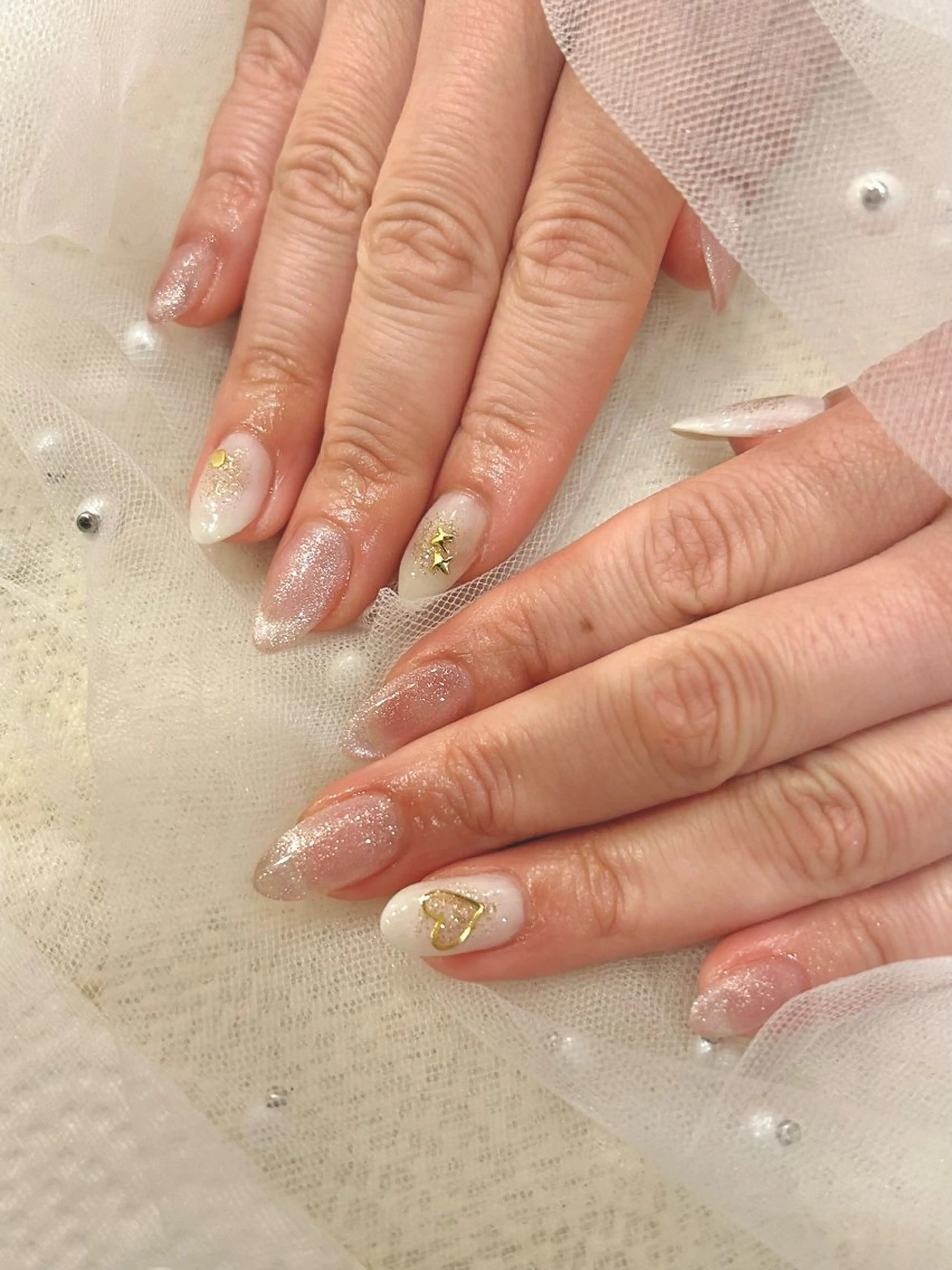 ネイル キラキラネイル マグネットネイル ホワイト ハンドネイル EmaNail 🧸Momokaのネイルデザイン