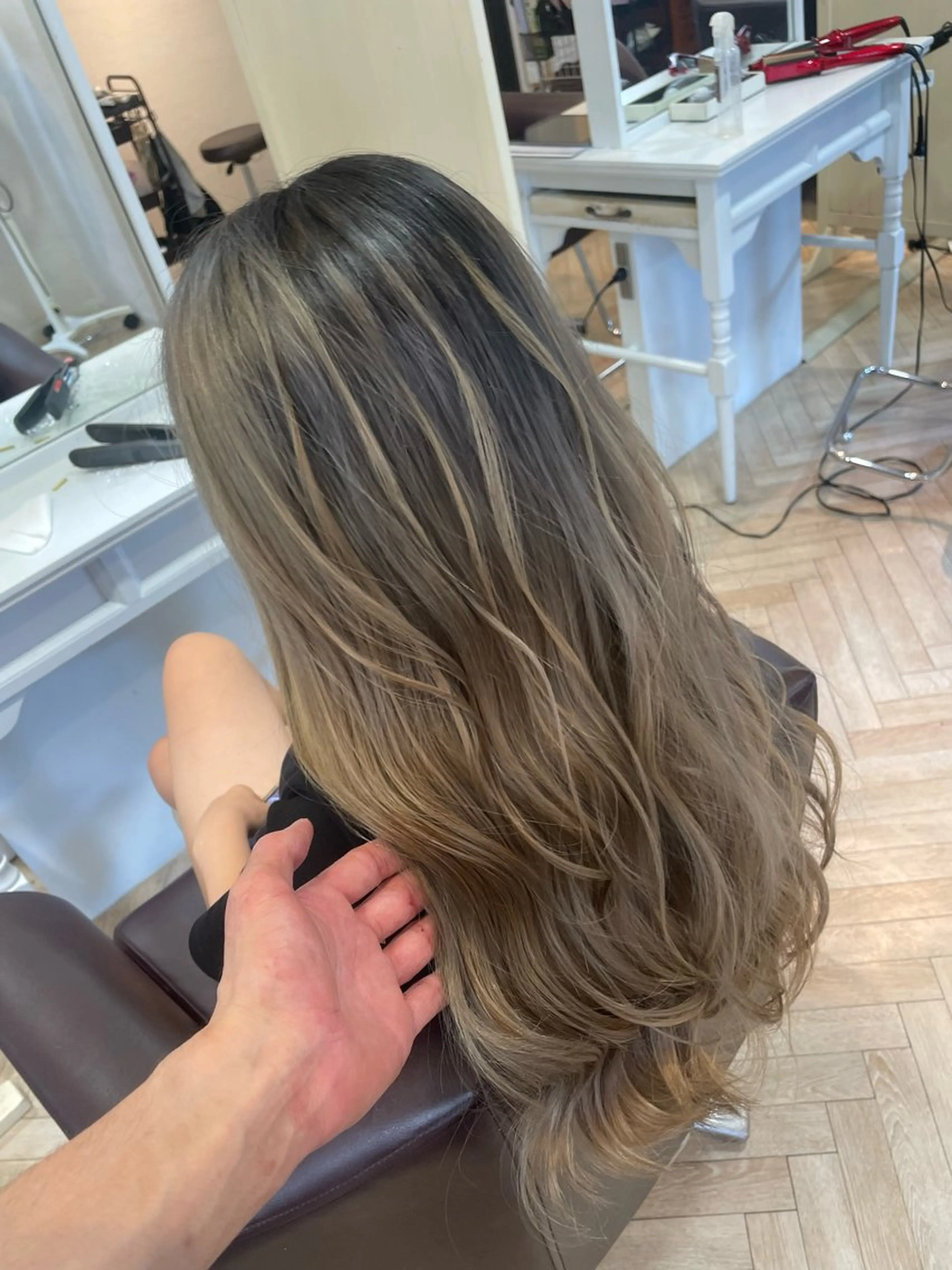 ロング カラー ベージュカラー ブリーチ ダブルカラー グレージュ ミルクティーベージュ times salon栄所属・髪質改善美容師 個室サロン白金厚哉のヘアスタイル