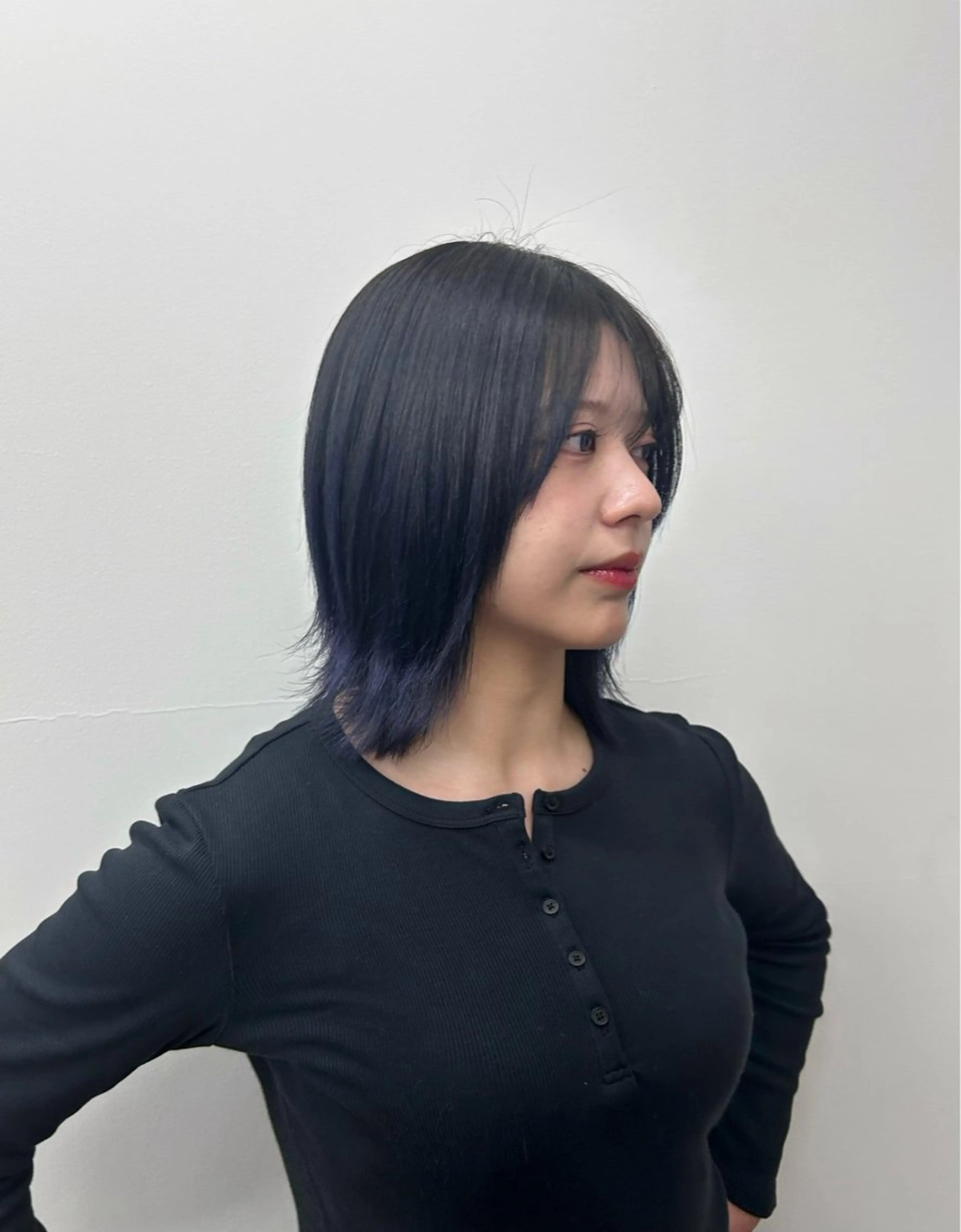 ミディアム カラー 黒髪 ブリーチ ブルーカラー ブルーブラック 透明感カラー ヘアカラー 木藤 優杏のヘアスタイル