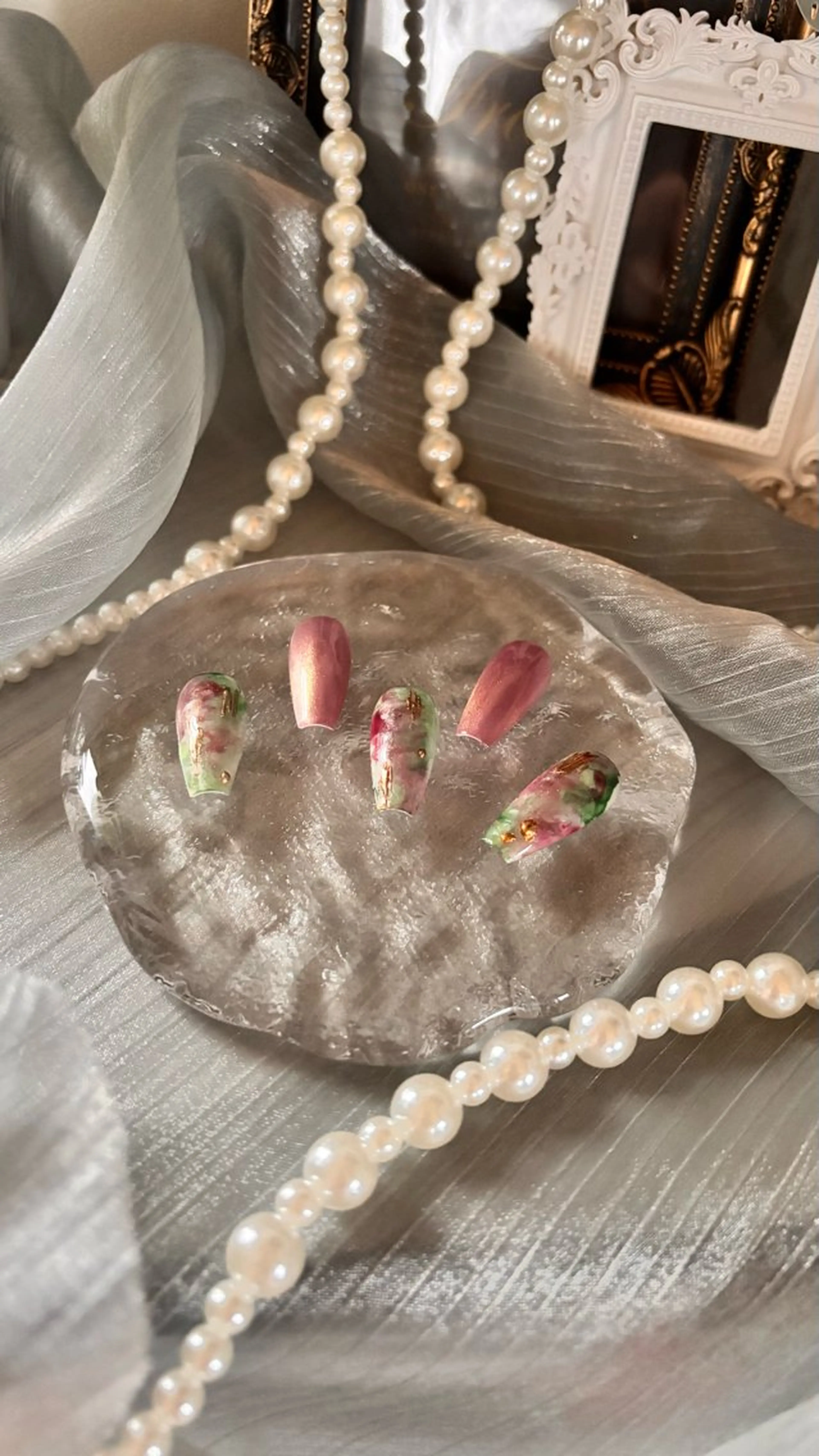 ネイル グリーン マグネットネイル ニュアンスネイル 赤色 冬ネイル T + B ❇︎ ayuのネイルデザイン