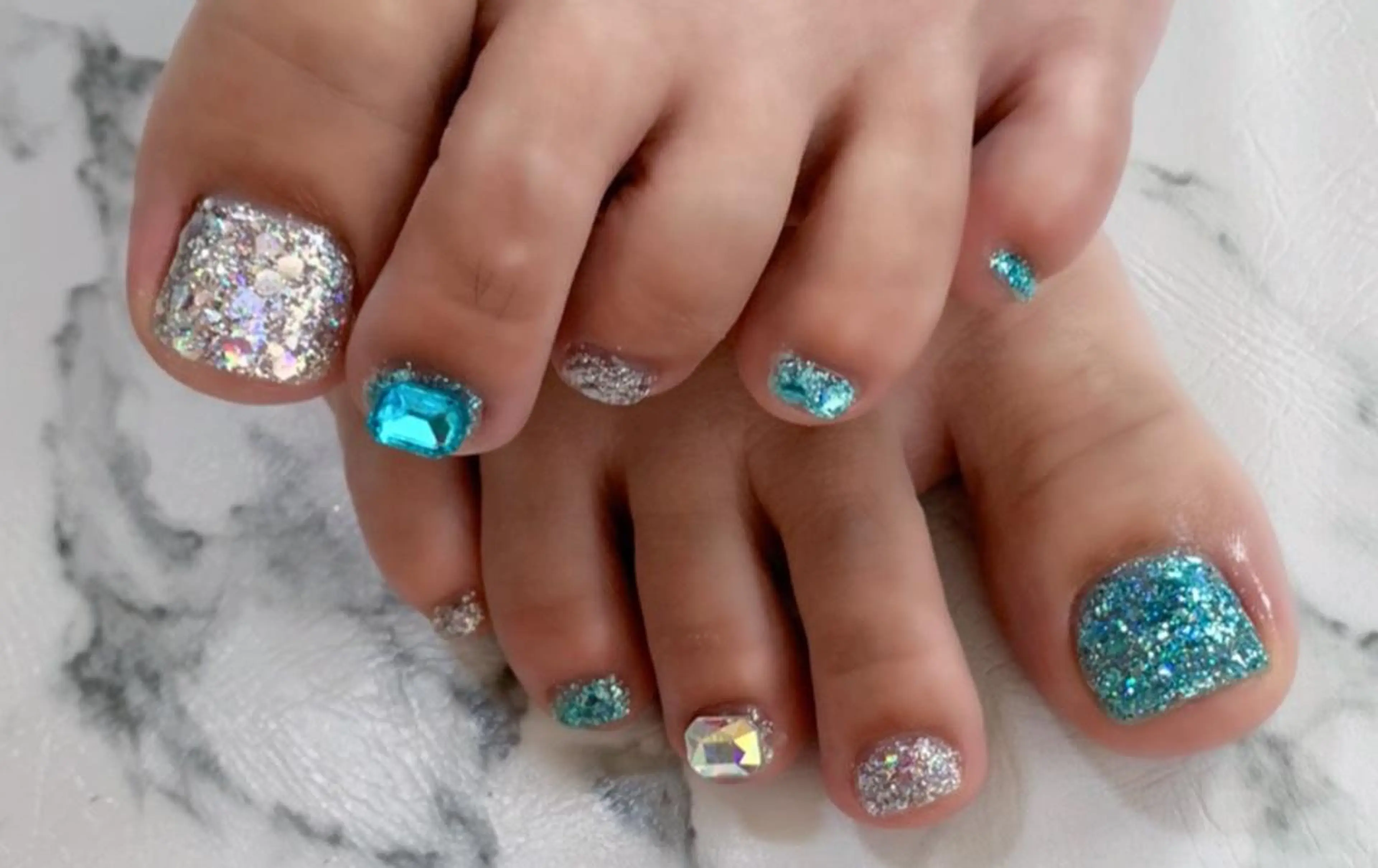 ネイル アニマル柄 アートネイル ブルー フットネイル ラメ(グリッター) フットネイル x.1.0.nail ♡Cのネイルデザイン