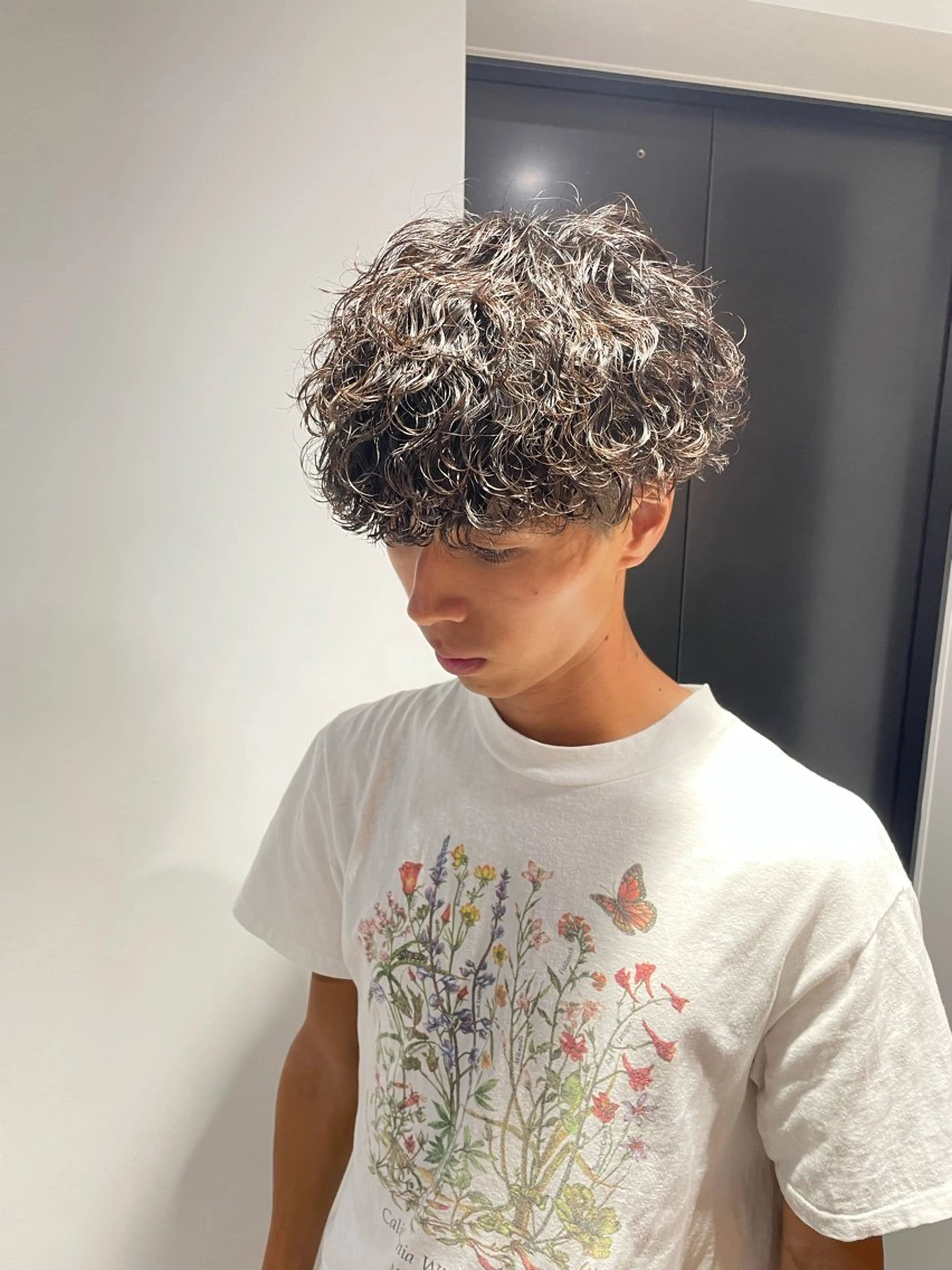 ショート カラー パーマ ヘアアレンジ メンズ メンズブリーチ センターパート メンズハイライト メンズハイトーン マッシュウルフ カット パーマ トリートメント ヘッドスパ ヘアセット スパイキー/フェザー /波巻き/かいとのヘアスタイル