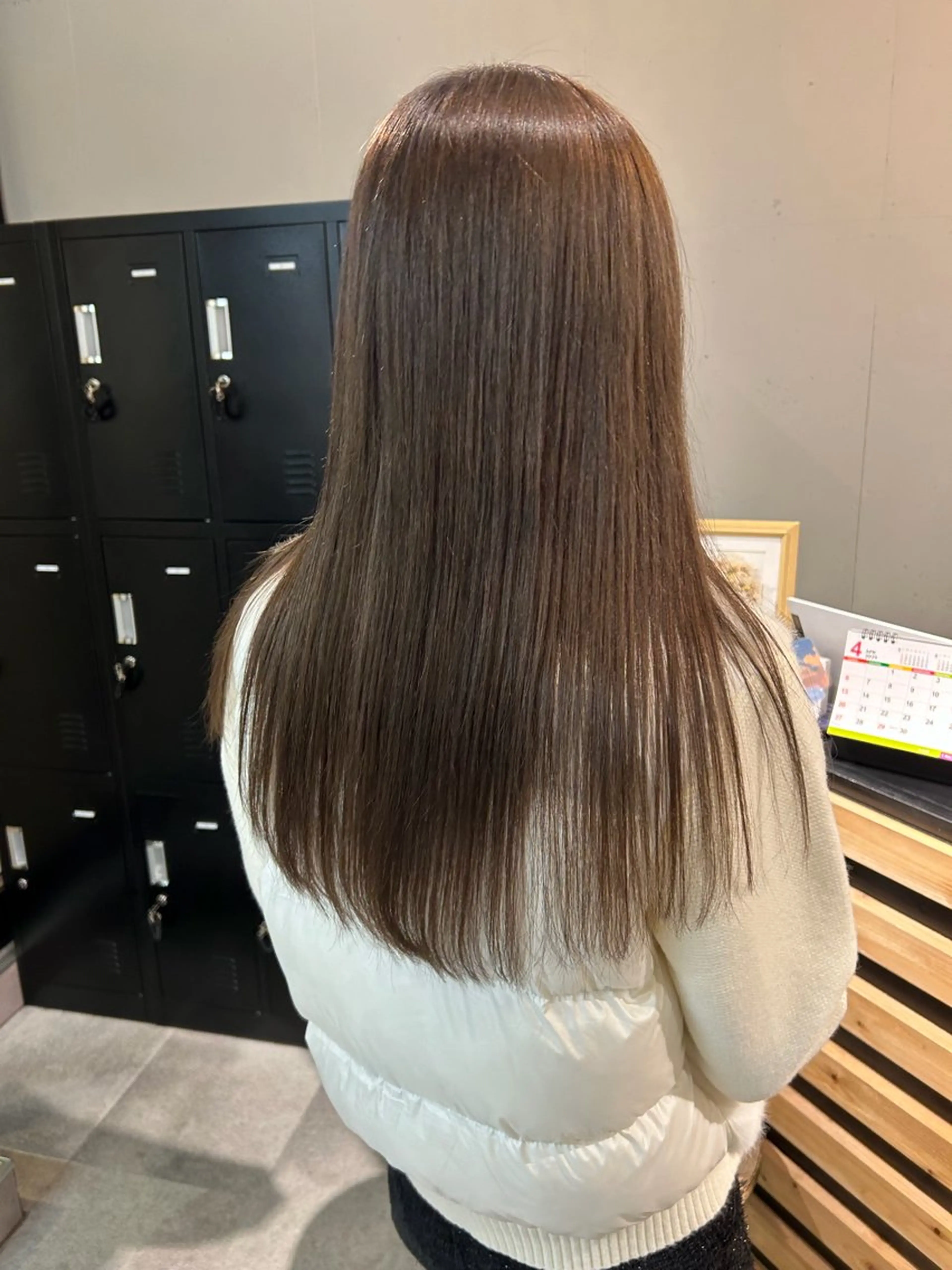 ミディアム カラー ベージュカラー ミルクティーベージュ ヘアカラー トリートメント ウルフカット レイヤーカット上柿のヘアスタイル