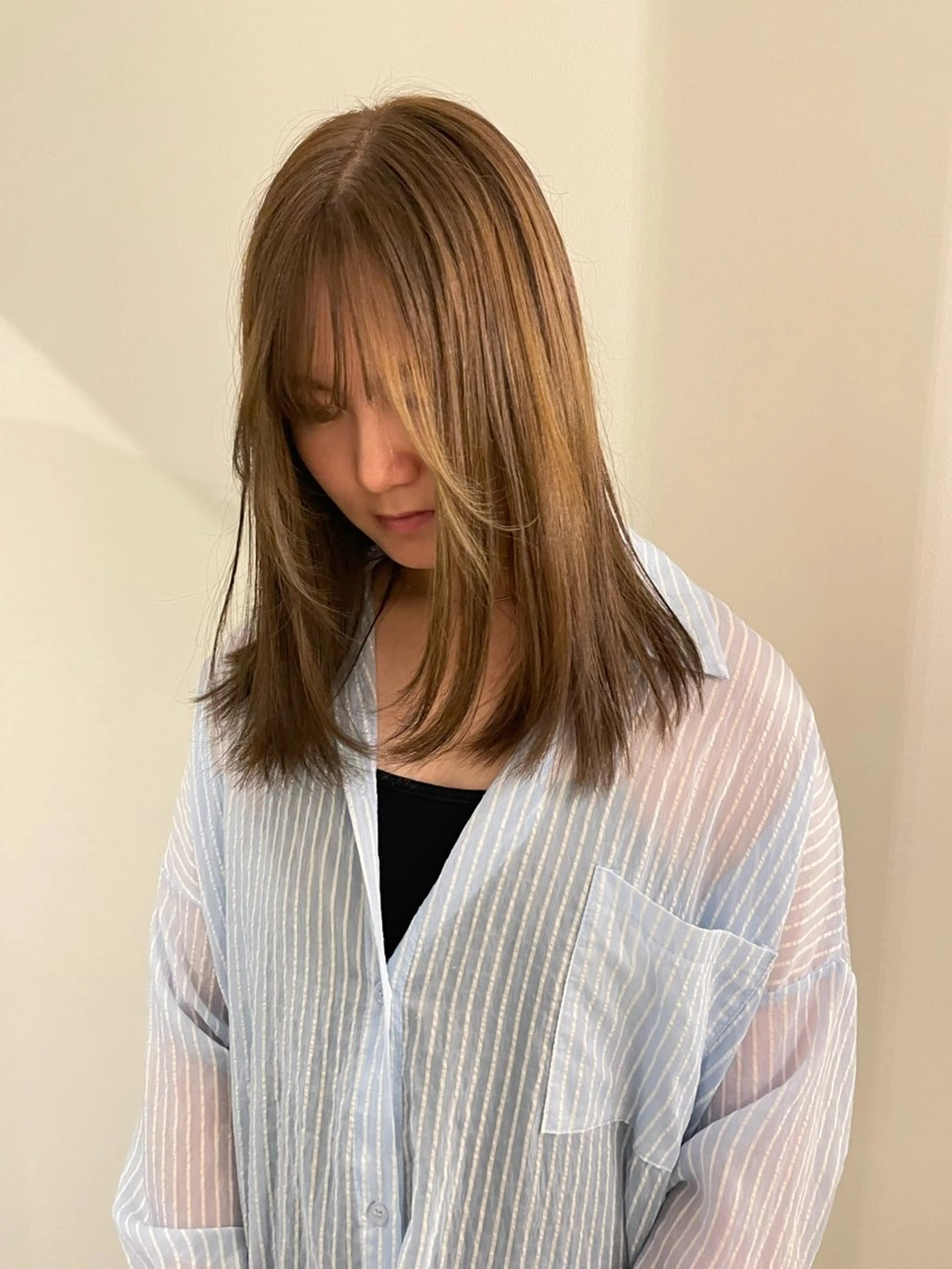 セミロング カラー ベージュカラー ブリーチ ブリーチなしカラー オリーブベージュ カット ヘアカラー 渋谷 留菜のヘアスタイル