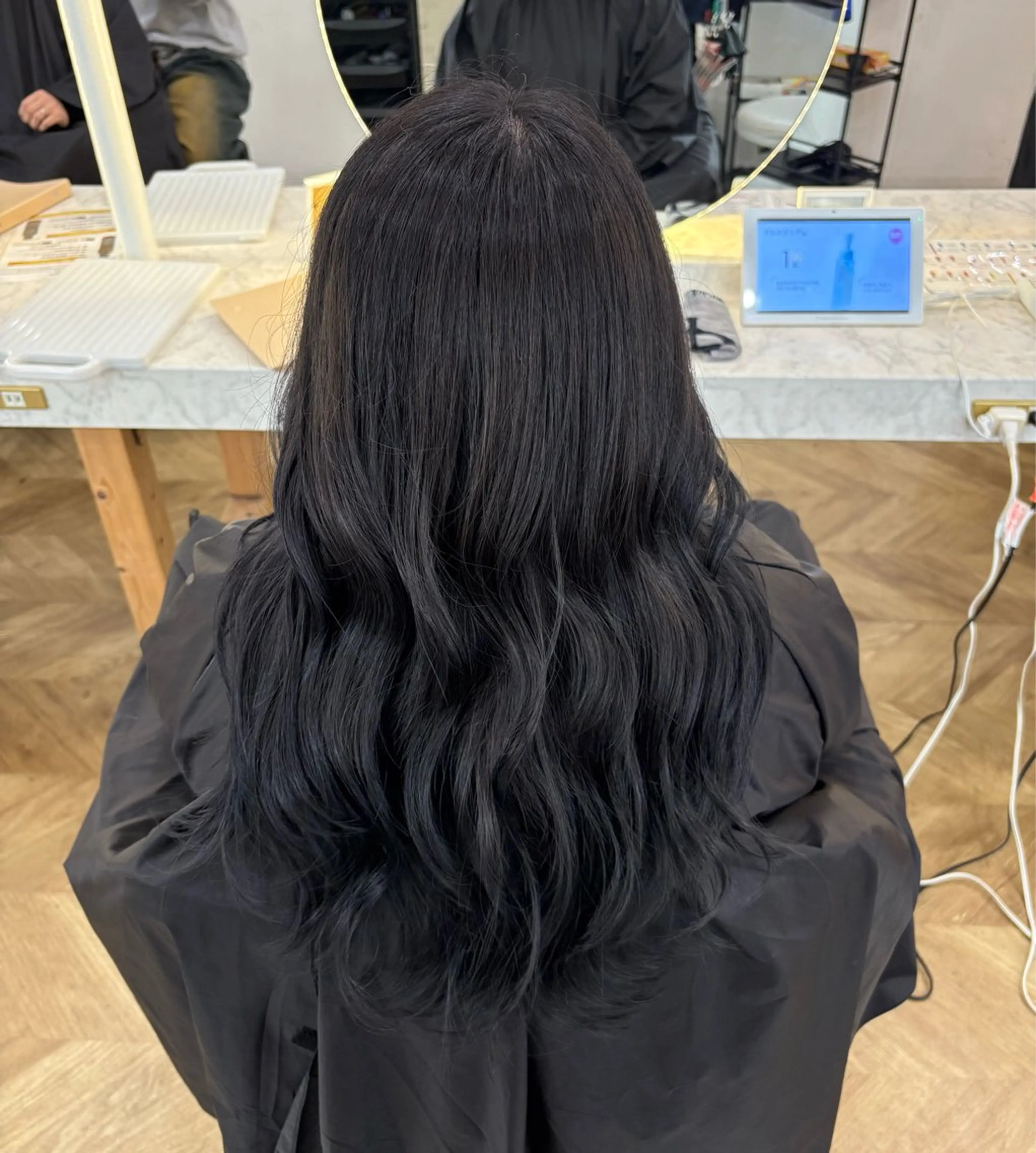 ロング カラー 黒髪 ブルーカラー ブルーブラック ヘアカラー トリートメント 透明感カラー/レイヤ ーカット/須永さくらのヘアスタイル