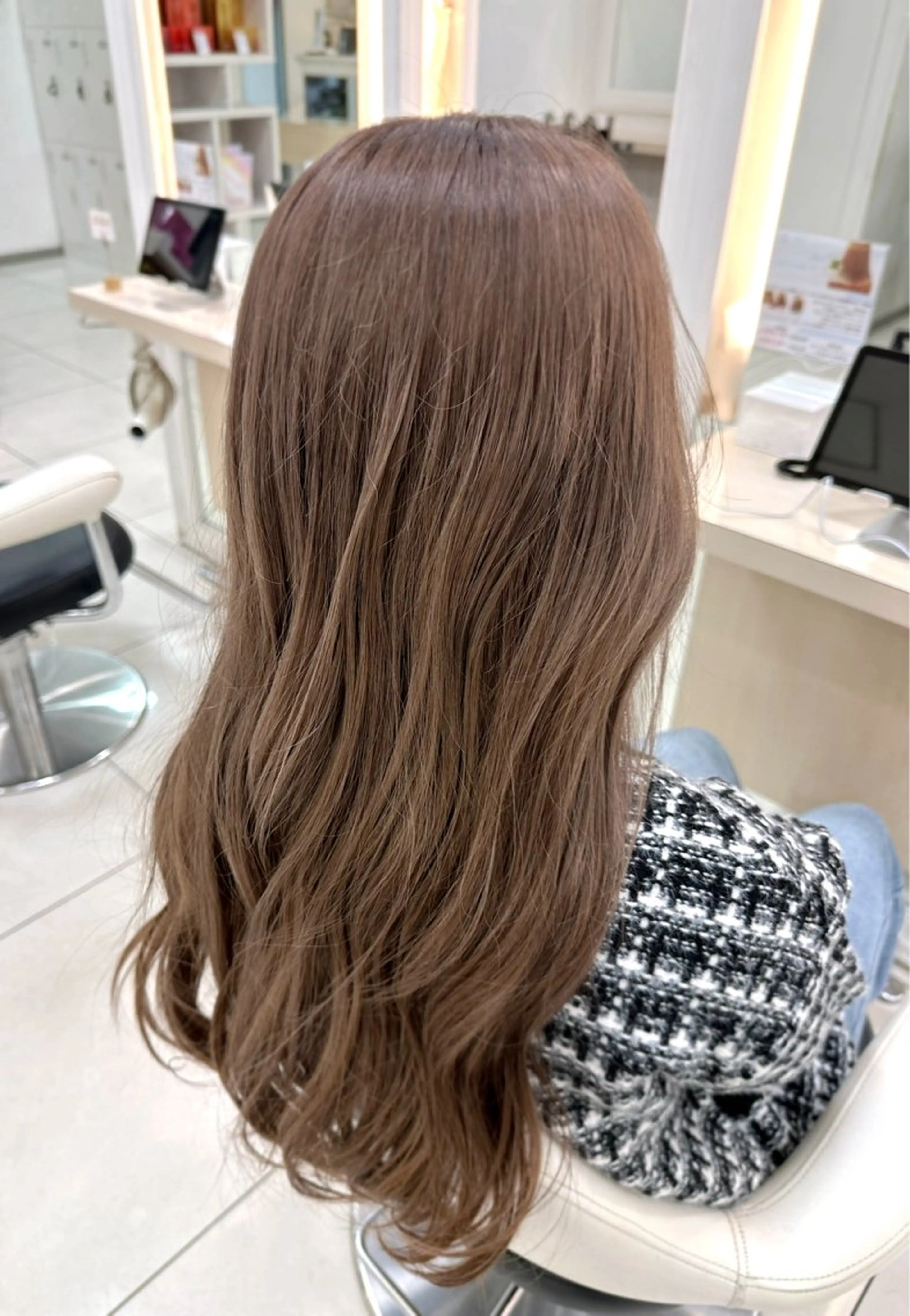 ロング カラー ベージュカラー ブリーチ カット 縮毛矯正 トリートメント 伊佐 愛のヘアスタイル