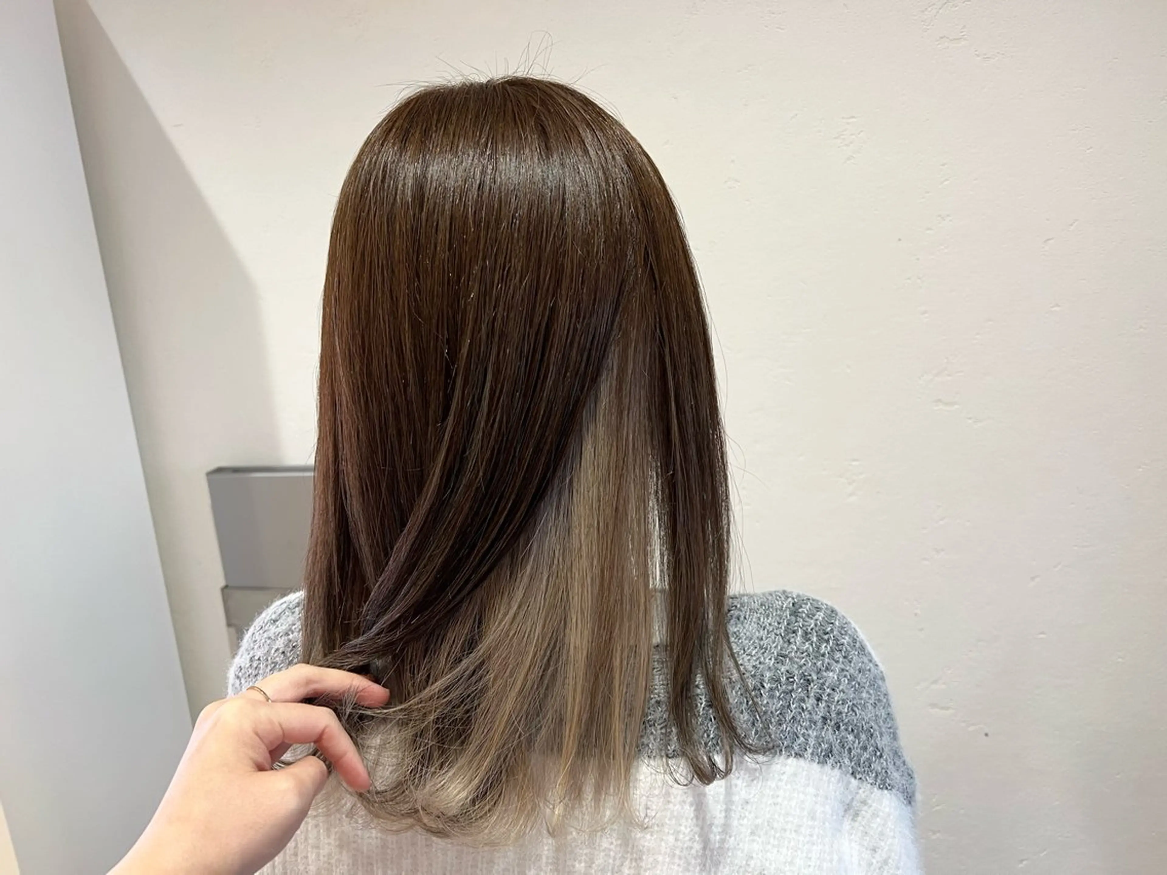 セミロング カラー 蓮見  友里のヘアスタイル