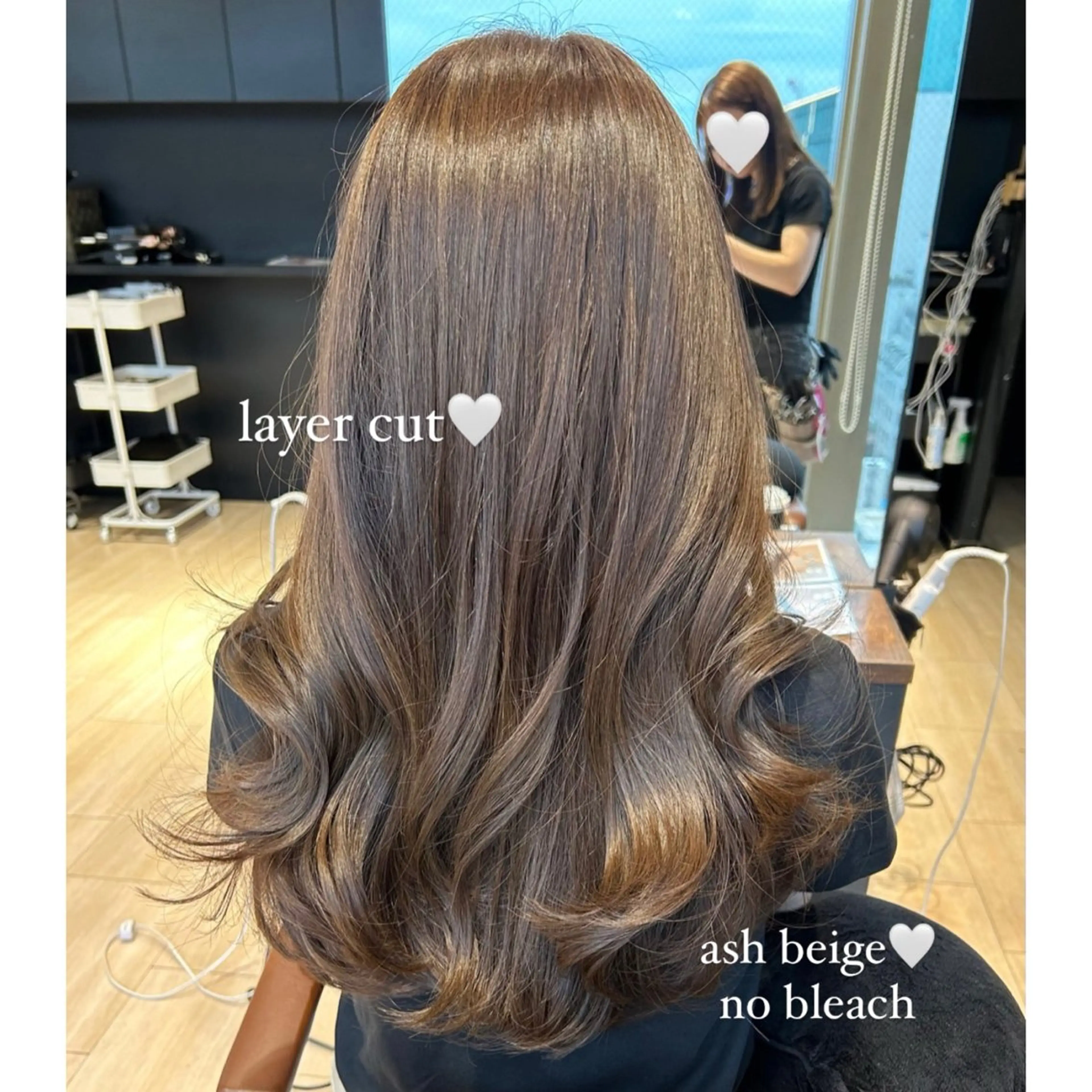 ロング カラー アッシュ ベージュカラー ブリーチ 透明感カラー 顔周りカット カット ヘアカラー トリートメント 🍼顔周りカット/ レイヤー/小川華奈のヘアスタイル