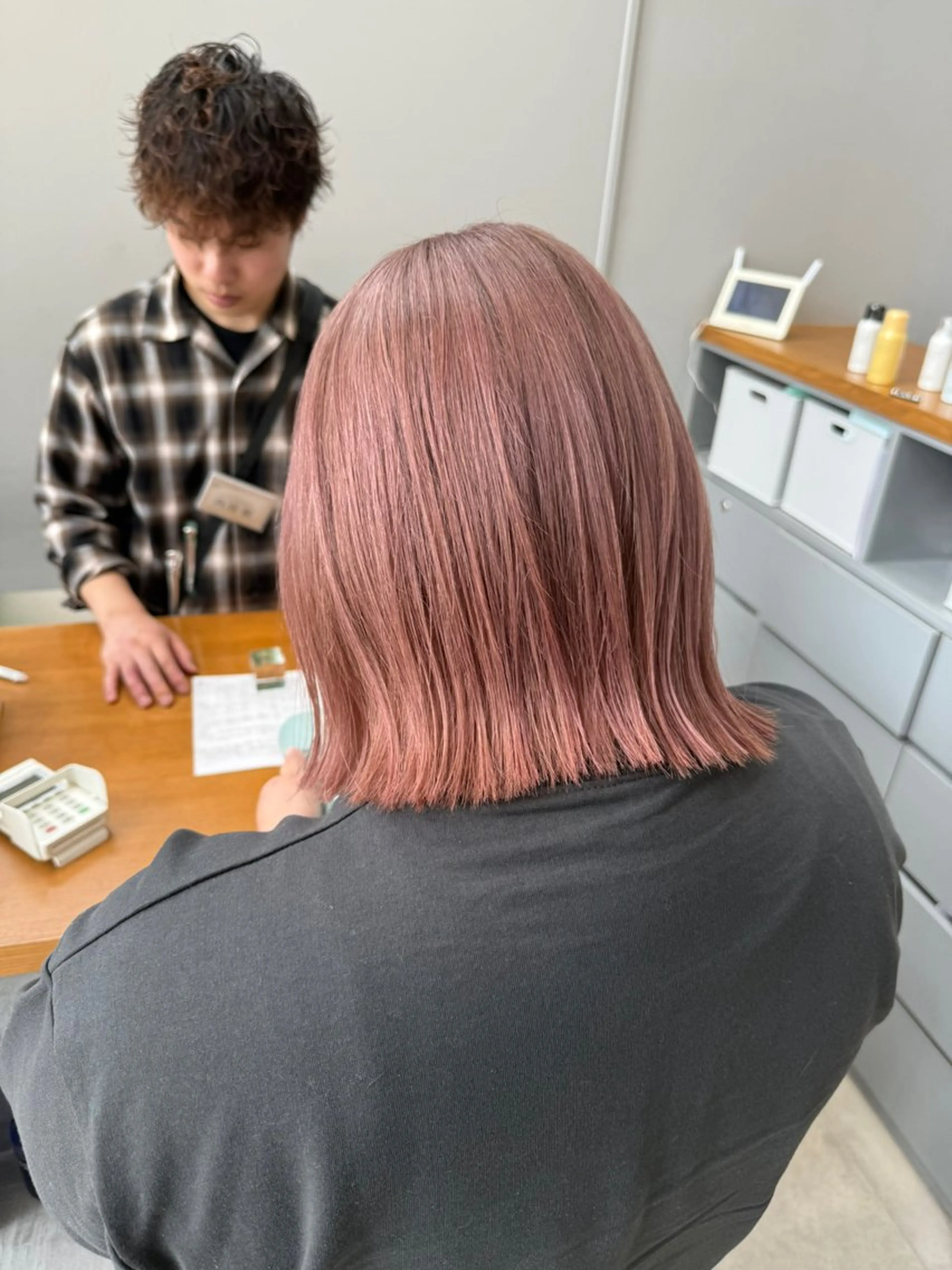 ミディアム カラー ベージュカラー ブリーチ ピンクカラー ピンクベージュ カット ヘアカラー 石原圭悟 /ショート/艶カラーのヘアスタイル