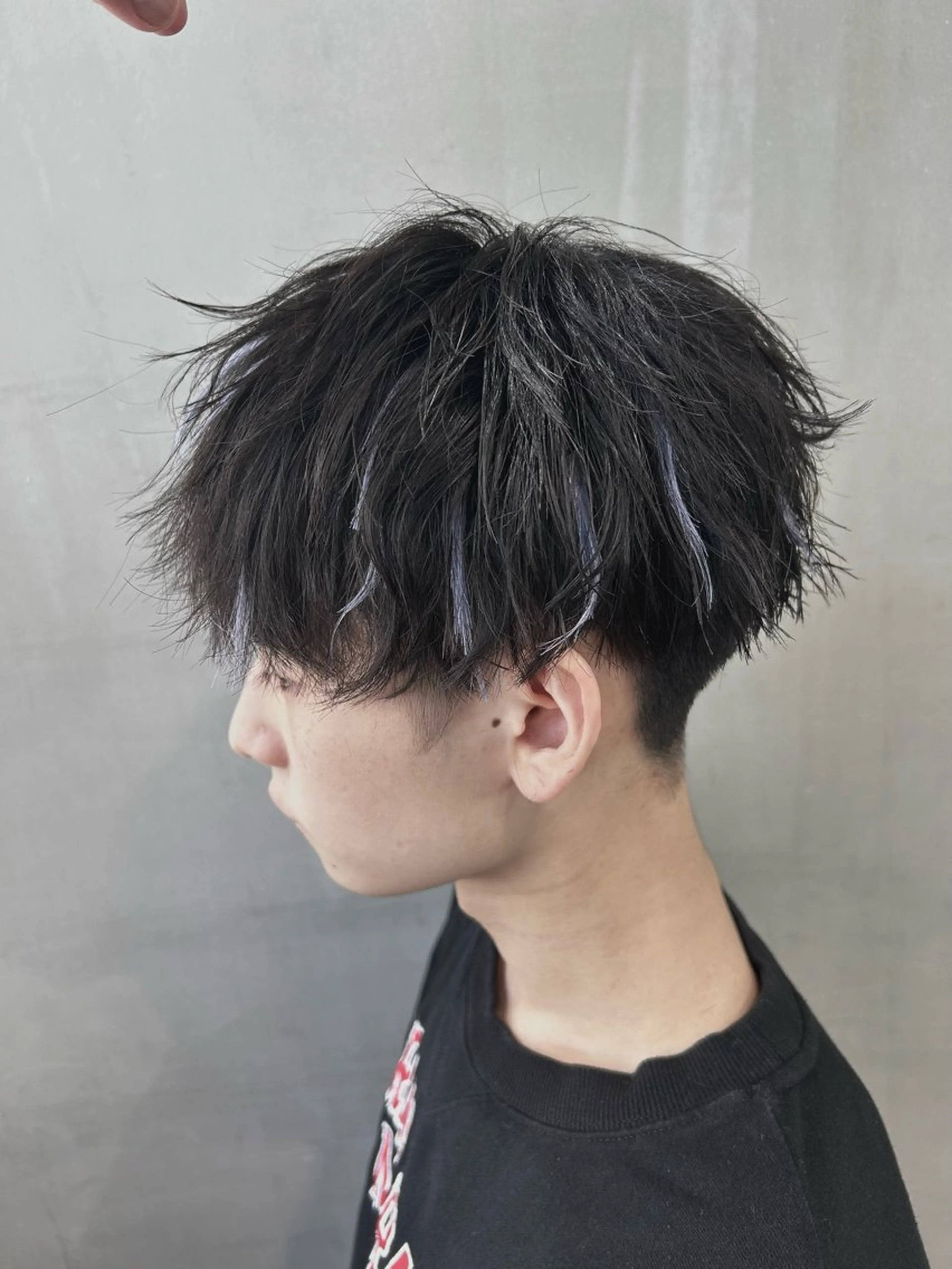 ショート メンズ センターパート マッシュウルフ マッシュ メンズパーマ メンズツイストパーマ カット ヘアカラー ラウンドマッシュ/ フェザーショート大阪のヘアスタイル