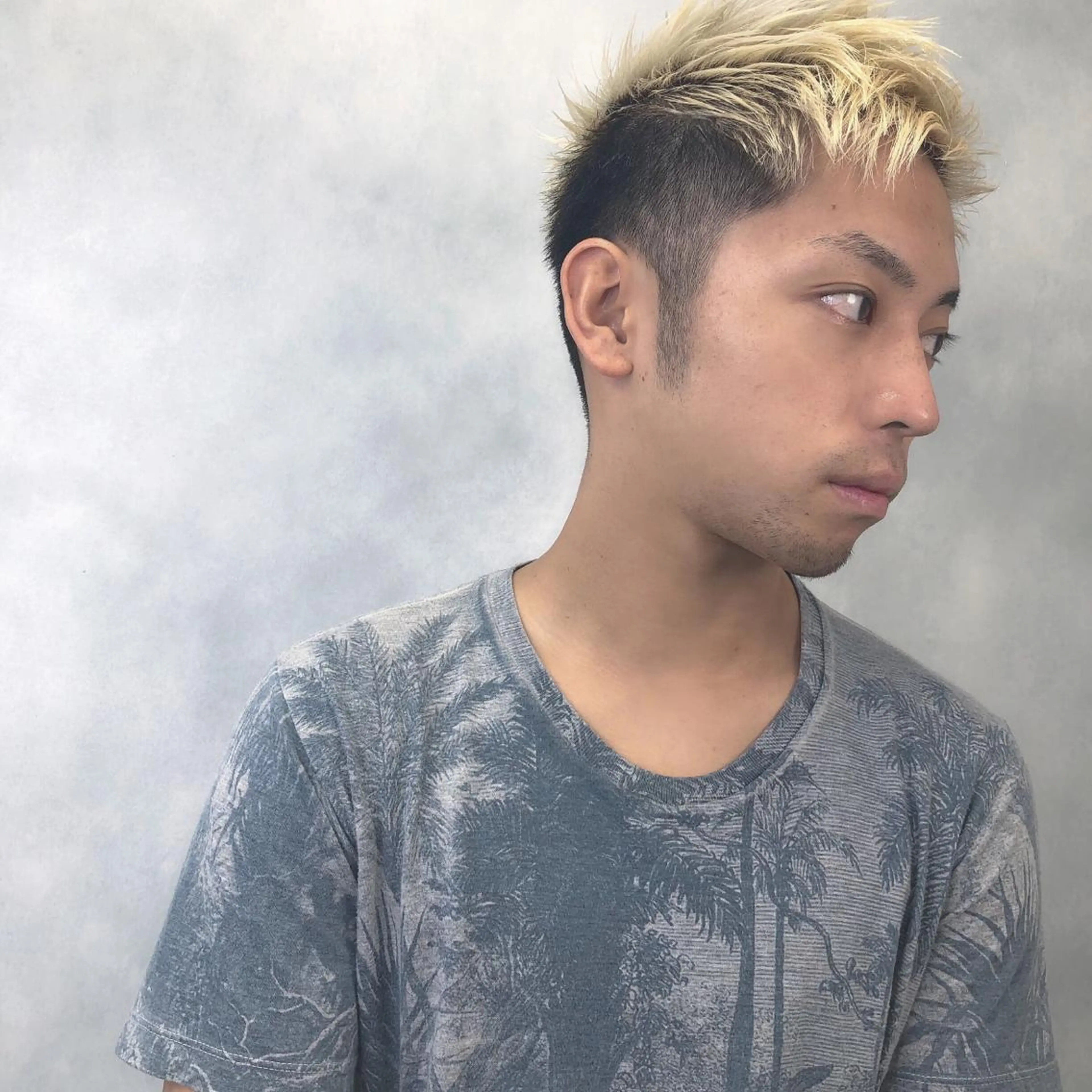 ショート カラー メンズ メンズブリーチ メンズハイトーン ブリーチ ハイトーンカラー オレンジ ORIKA 美容室のヘアスタイル