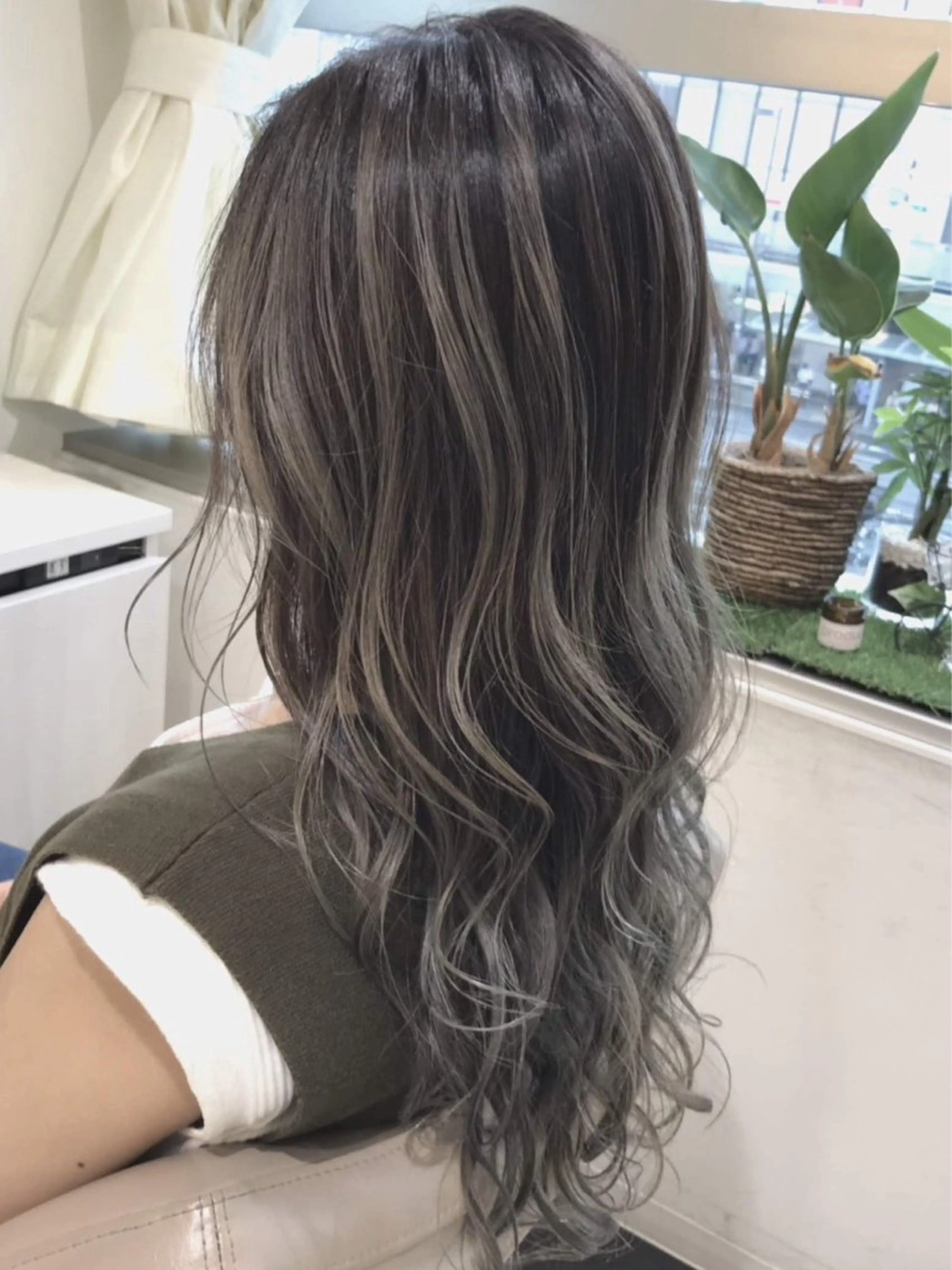 ロング カラー バレイヤージュ ベージュカラー グレージュ ハイライトカラー ミルクティーベージュ ヘアカラー トリートメント 大宮/バレイヤージュ 髪質改善/澤田隆誠のヘアスタイル