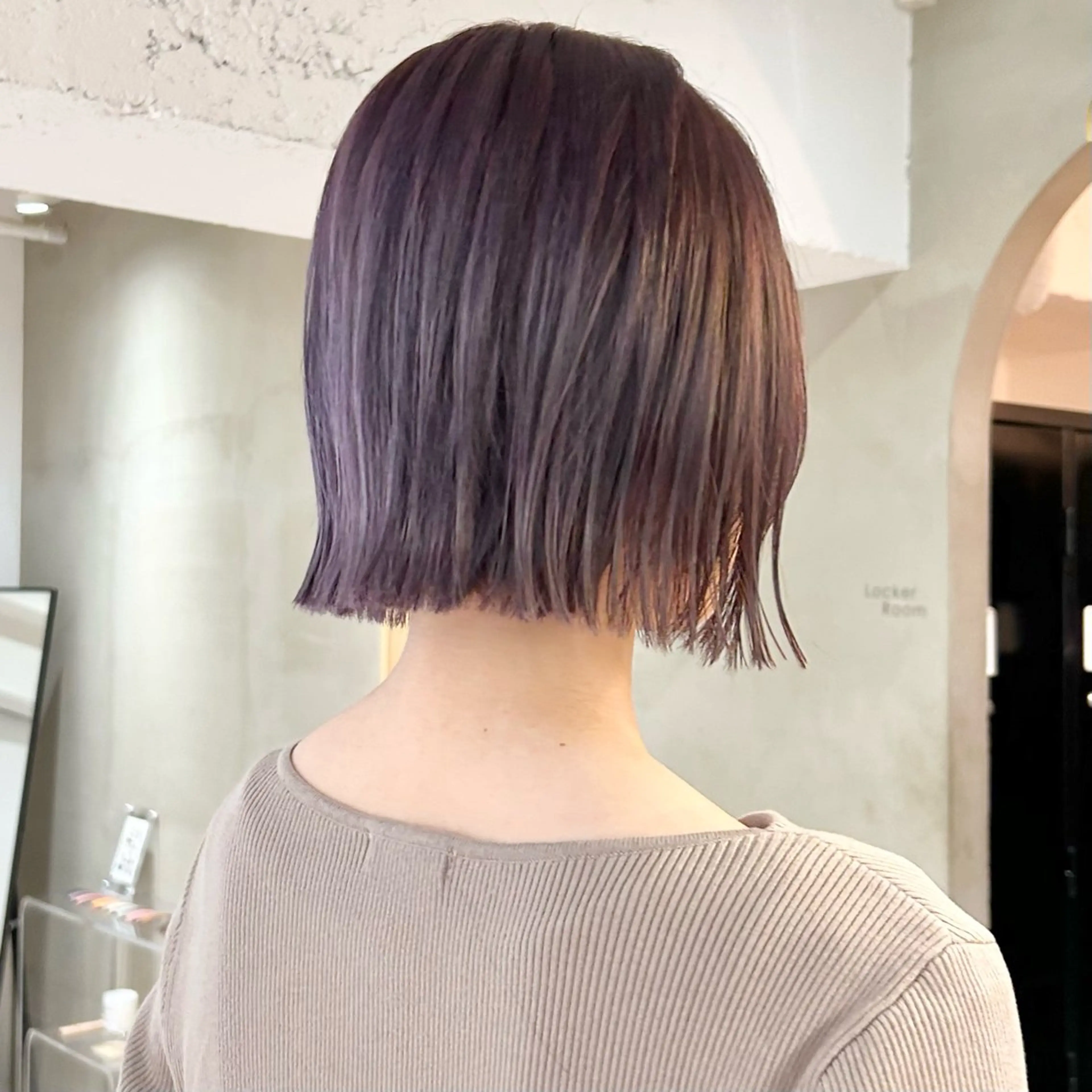 ミディアム カラー ボブレイヤー ブリーチ 透明感カラー グレージュ ラベンダーカラー カット ヘアカラー トリートメント レイヤーカット/栄/ 顔周り/キトウモエノのヘアスタイル