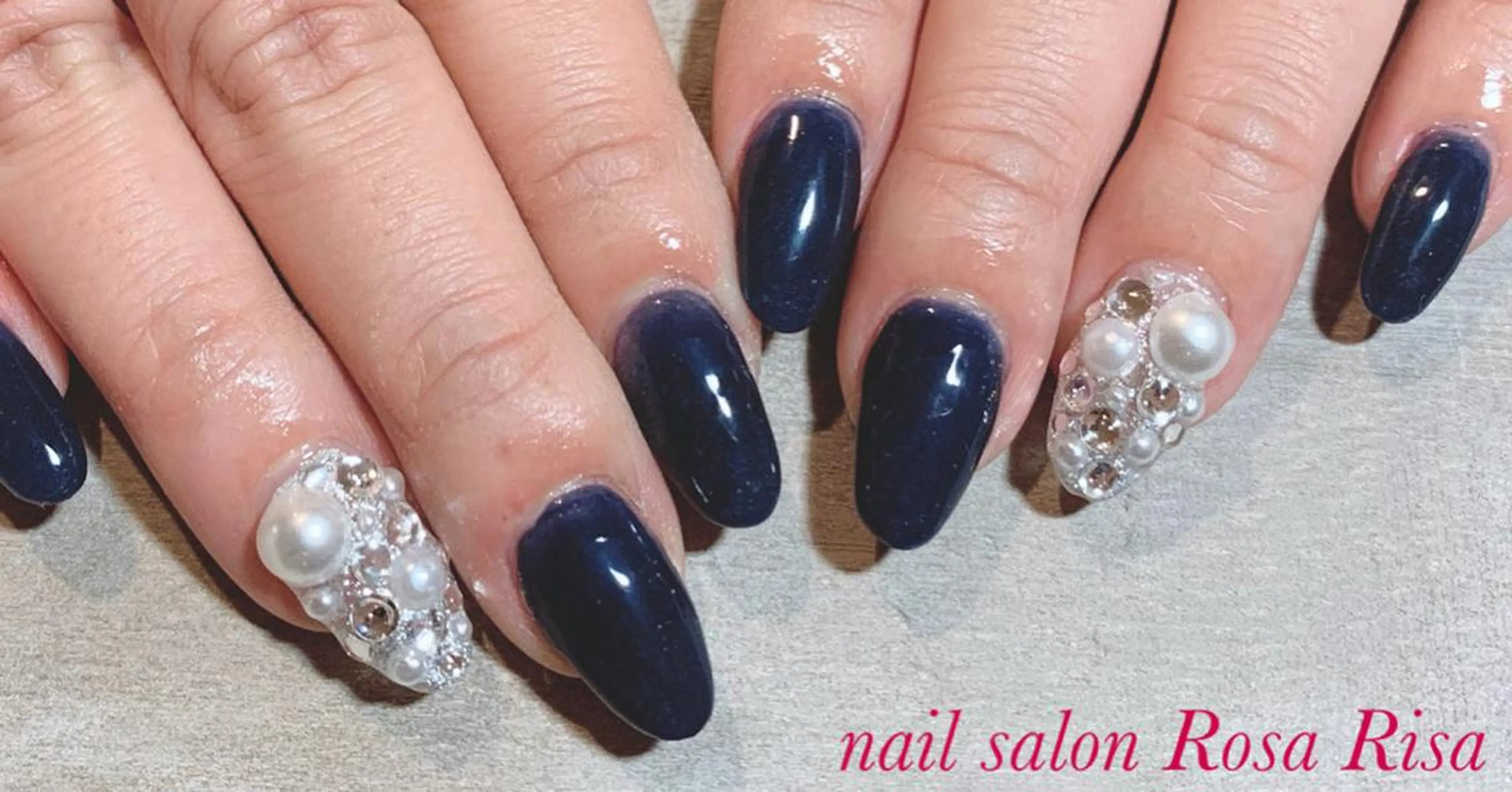 ミディアム ネイル ネイビー ストーンネイル ネイルスタジオ シェイクユアハンズのネイルデザイン
