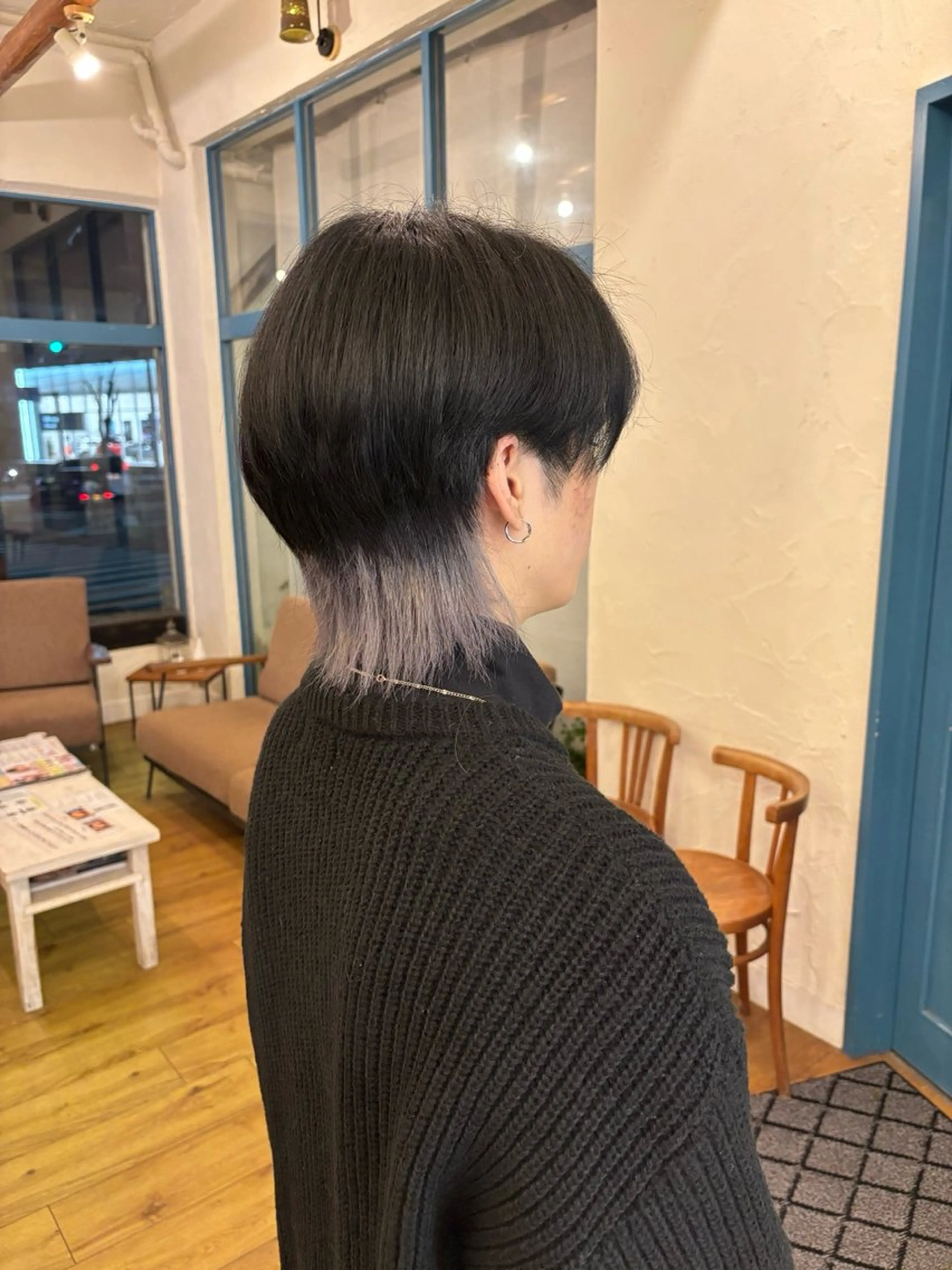 ミディアム カラー メンズ メンズブリーチ メンズインナーカラー ブリーチ インナーカラー シルバー 靏 美咲のヘアスタイル