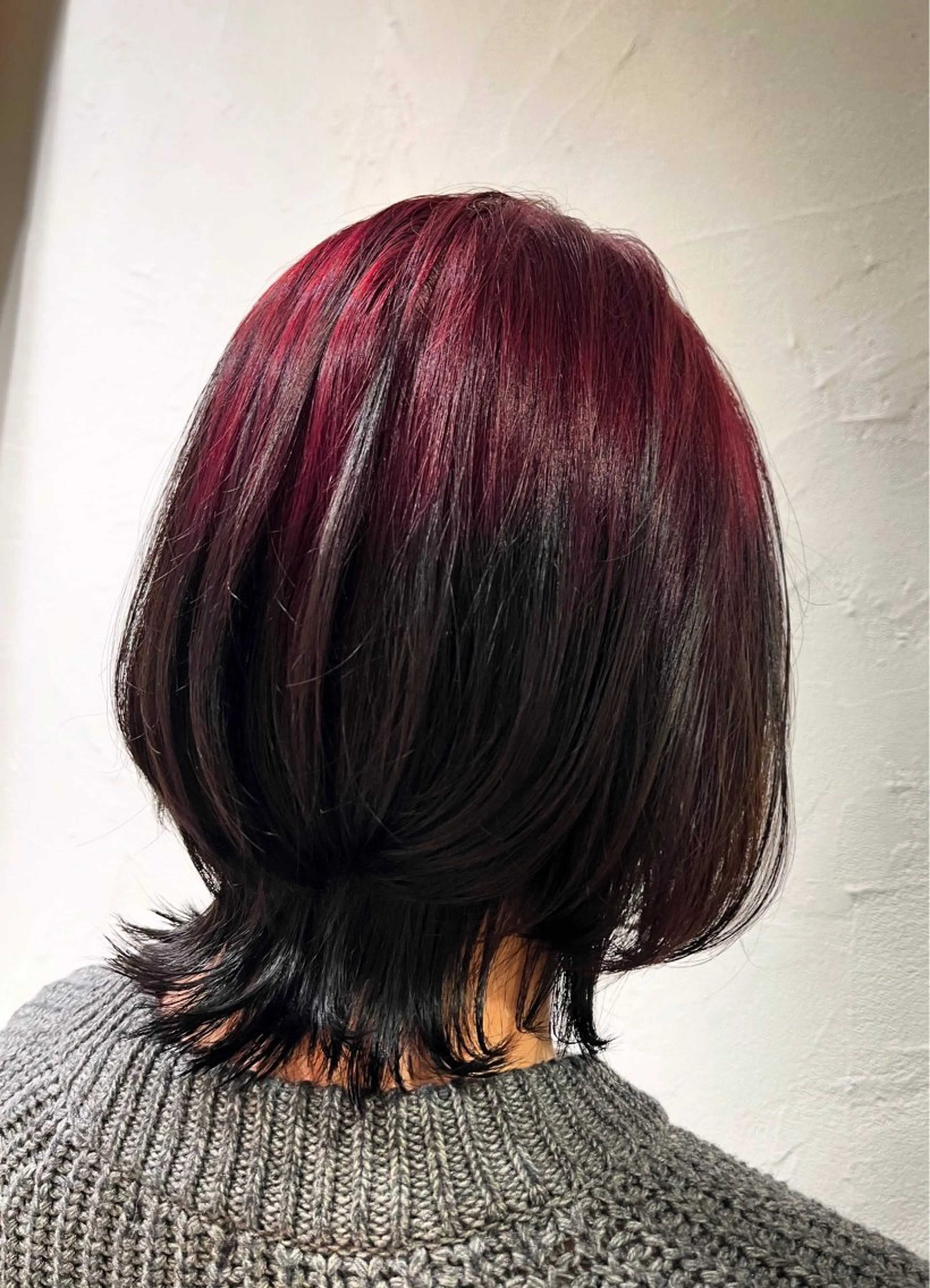 ミディアム カラー 黒髪 ブリーチ ボルドーカラー グラデーションカラー ウルフカット カット ヘアカラー トリートメント 美容室stadium 横田ジュンコのヘアスタイル