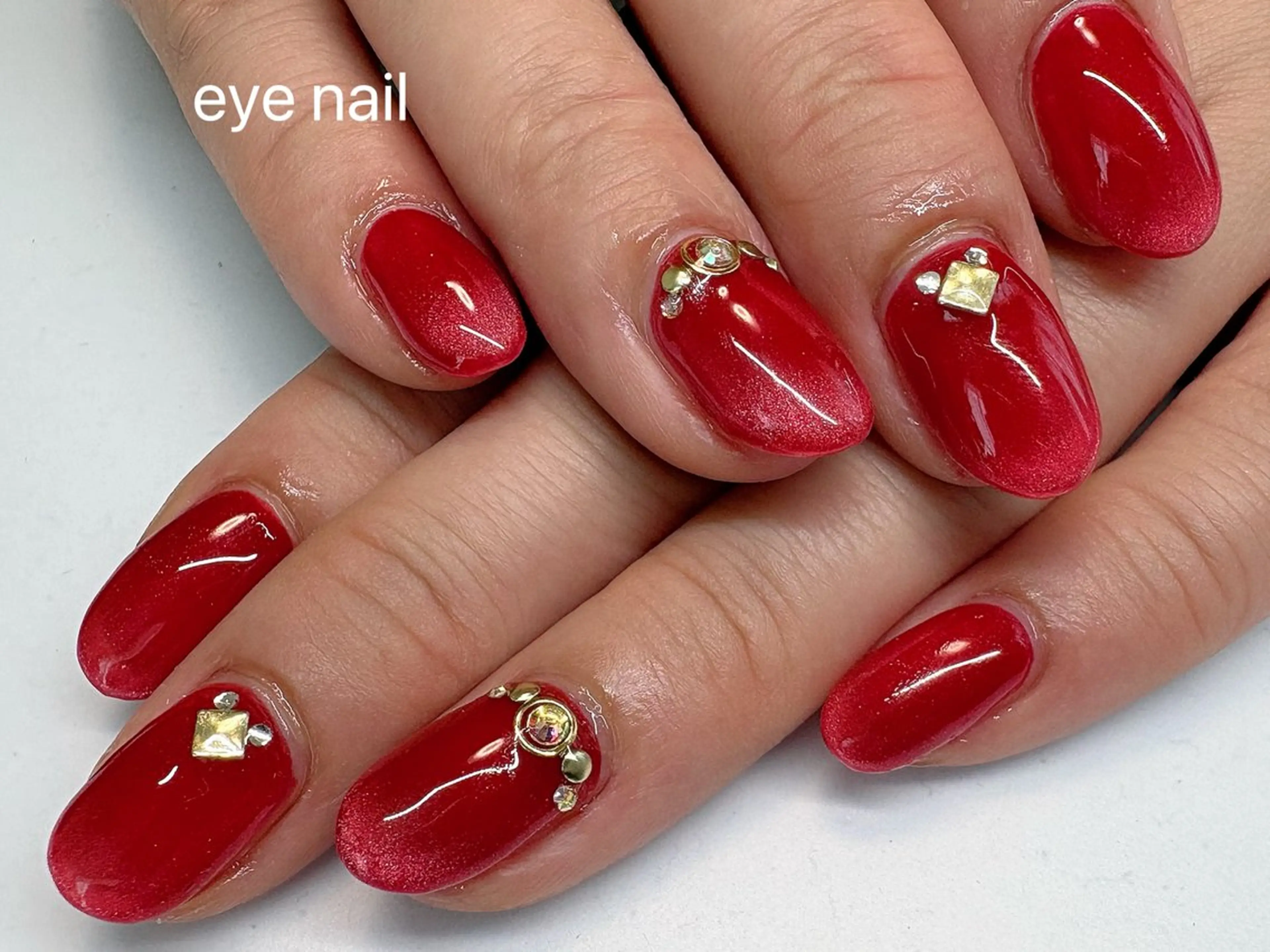 ネイル マグネットネイル 赤色 ストーンネイル ハンドネイル Eye nailのネイルデザイン