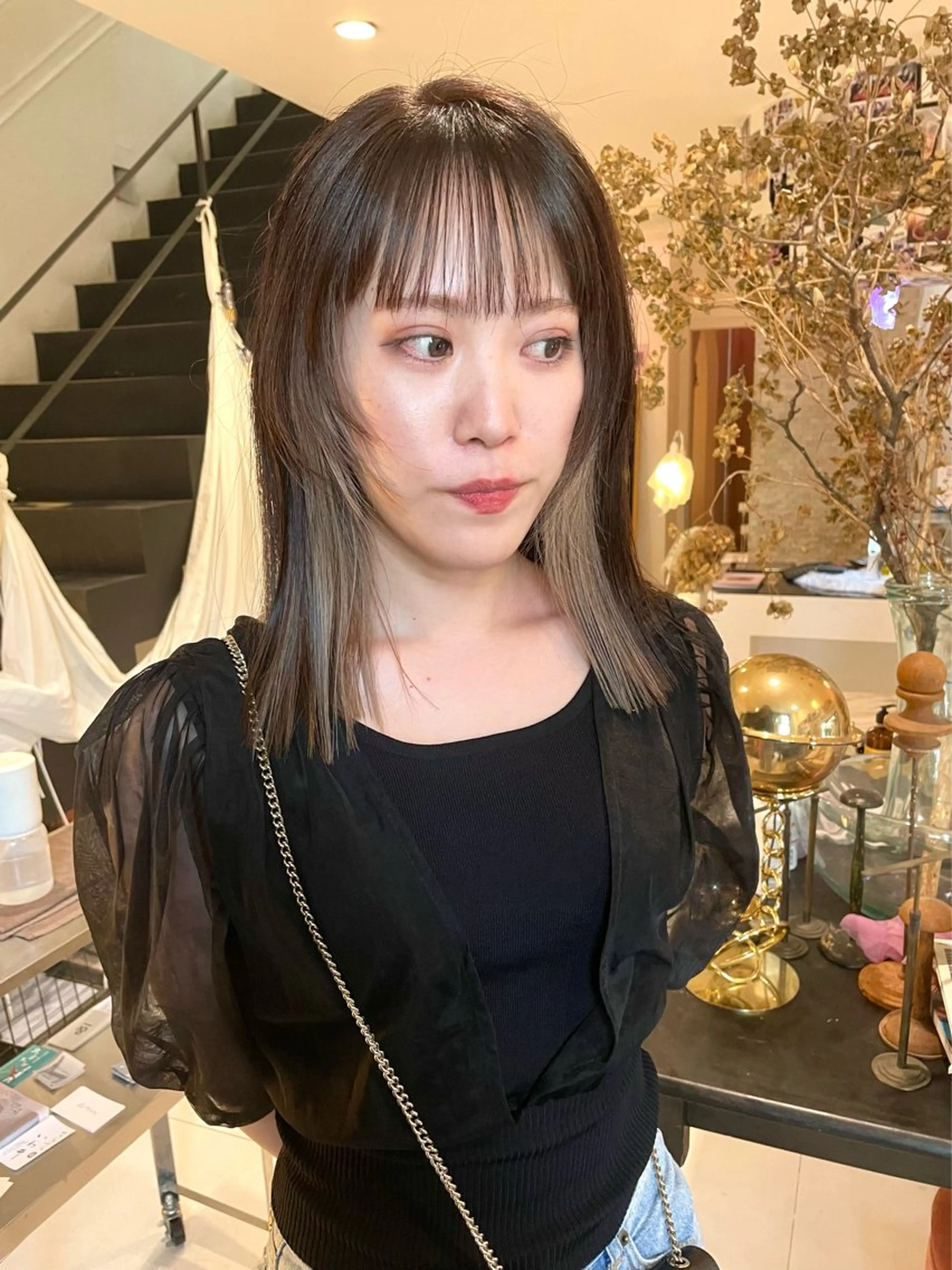 セミロング カラー ブリーチ イヤリングカラー レイヤーカット nishiura nanasaのヘアスタイル