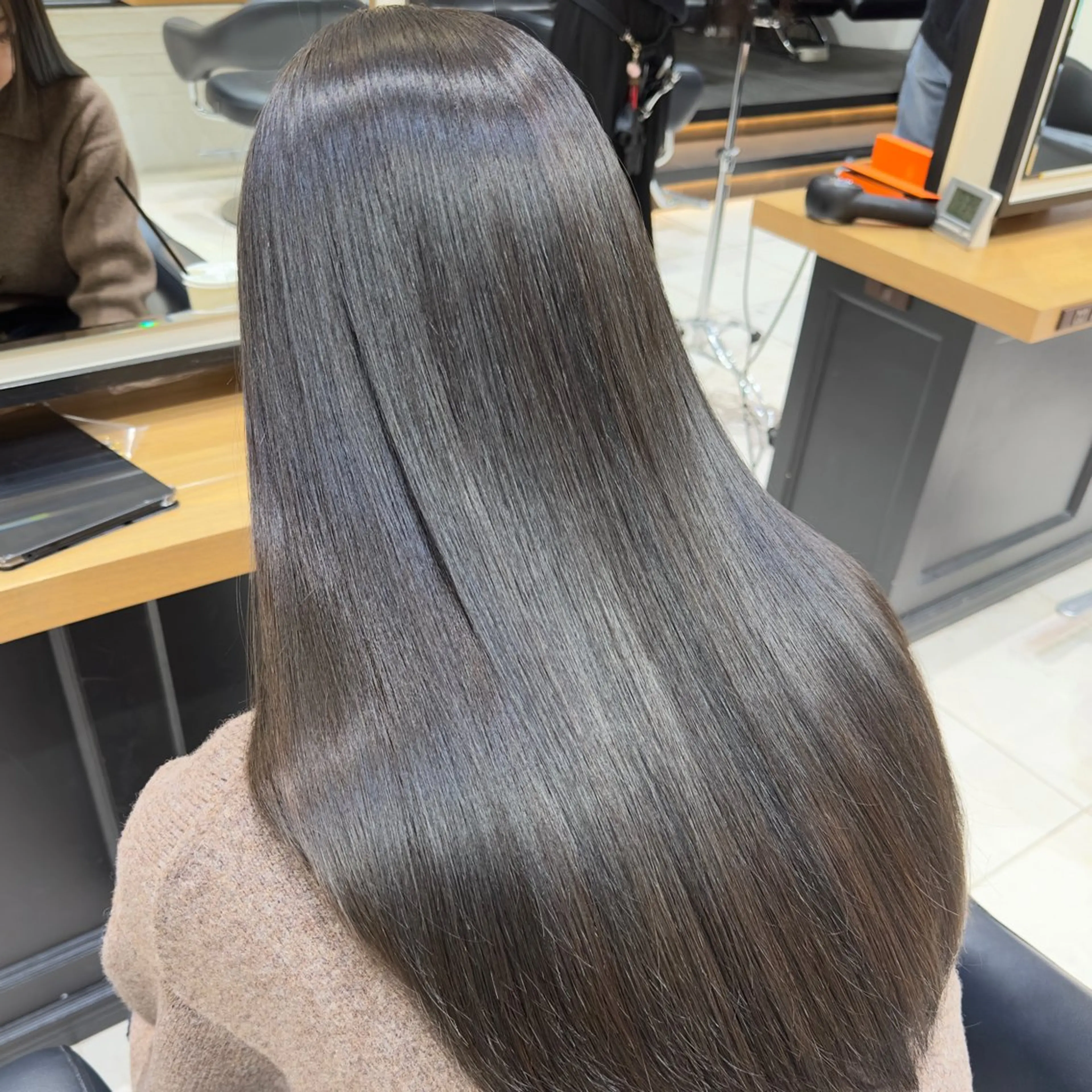 ロング カラー グレージュ オリーブグレージュ オリーブグレー レイヤー/グレージュ メンズパーマのヘアスタイル