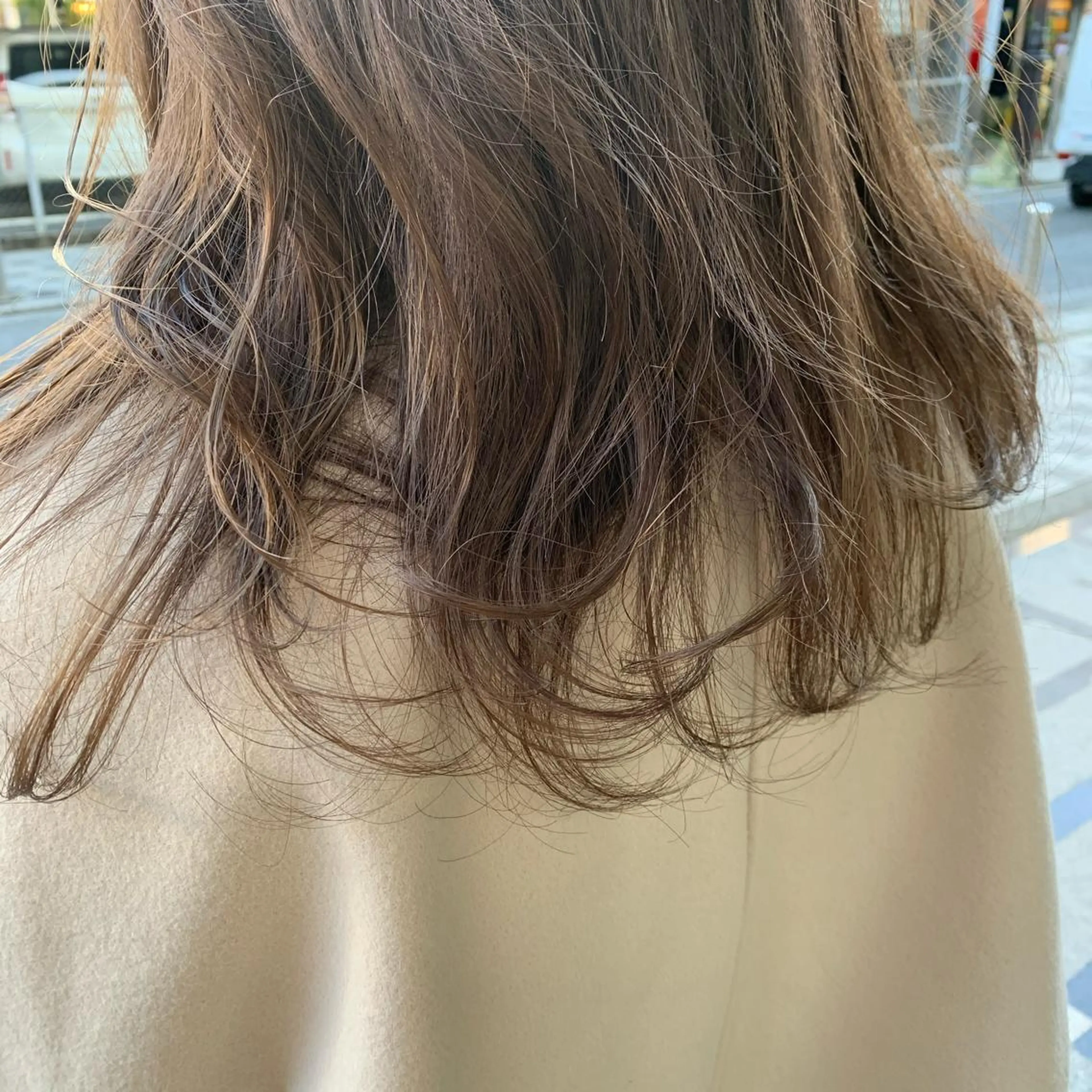 ロング SAKINO． ベージュカラーのヘアスタイル