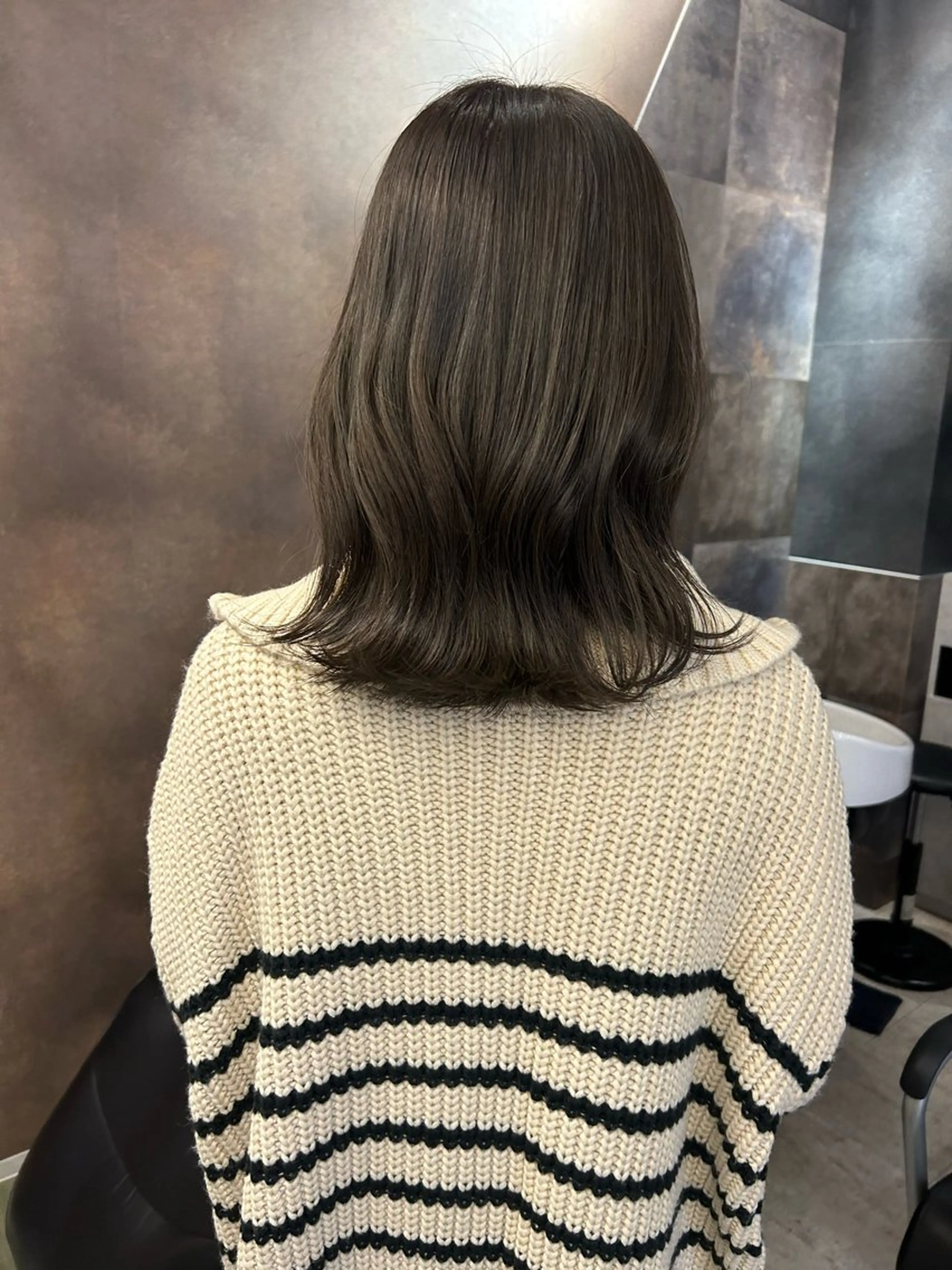 ミディアム カラー ベージュカラー 透明感カラー オリーブベージュ くびれヘア カット ヘアカラー SAKINO． ベージュカラーのヘアスタイル