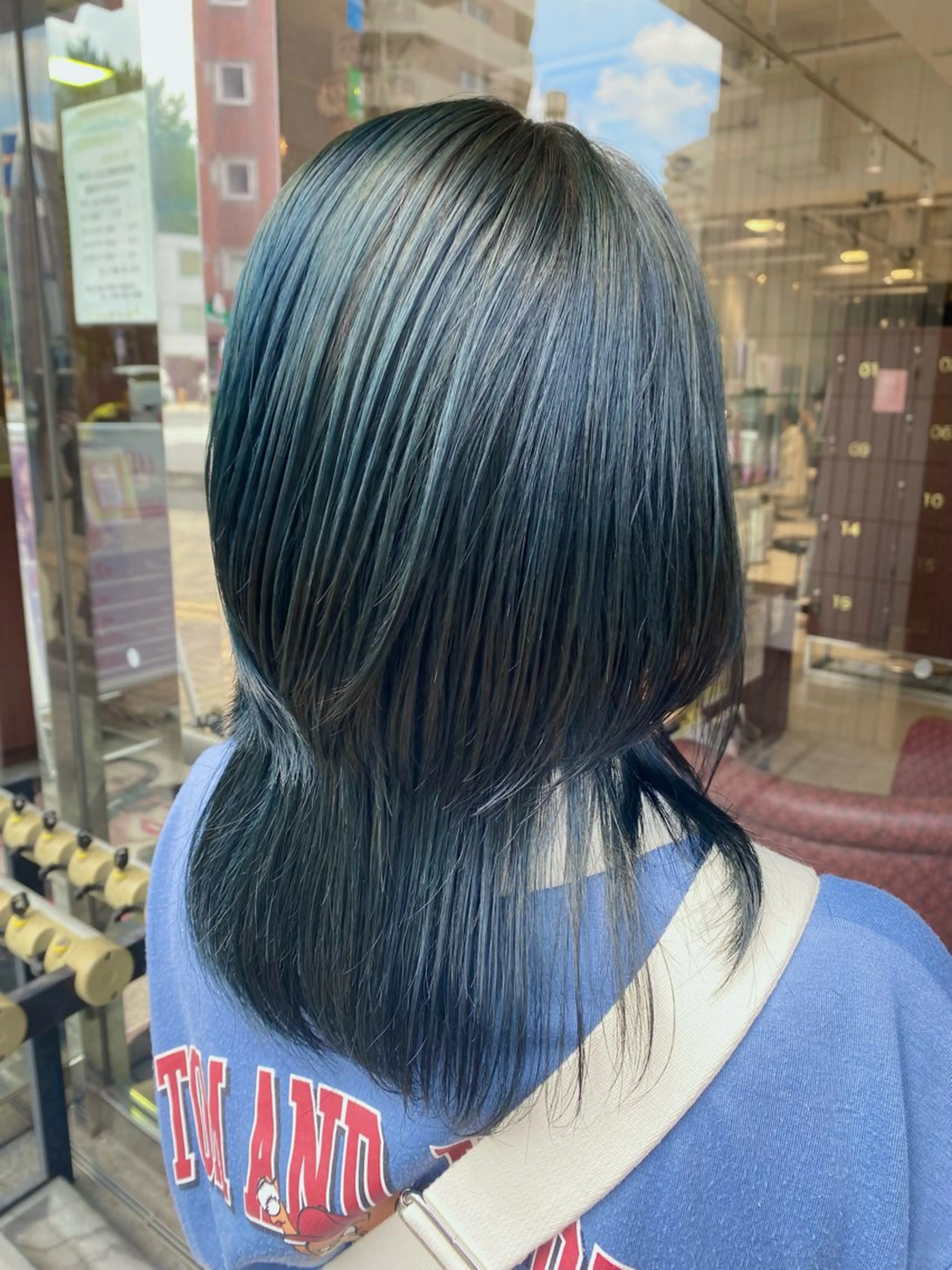 セミロング カラー アッシュ 黒髪 ブルーカラー ブルーブラック カット 🍒ブリーチカラー 🍊暖水 まりあのヘアスタイル