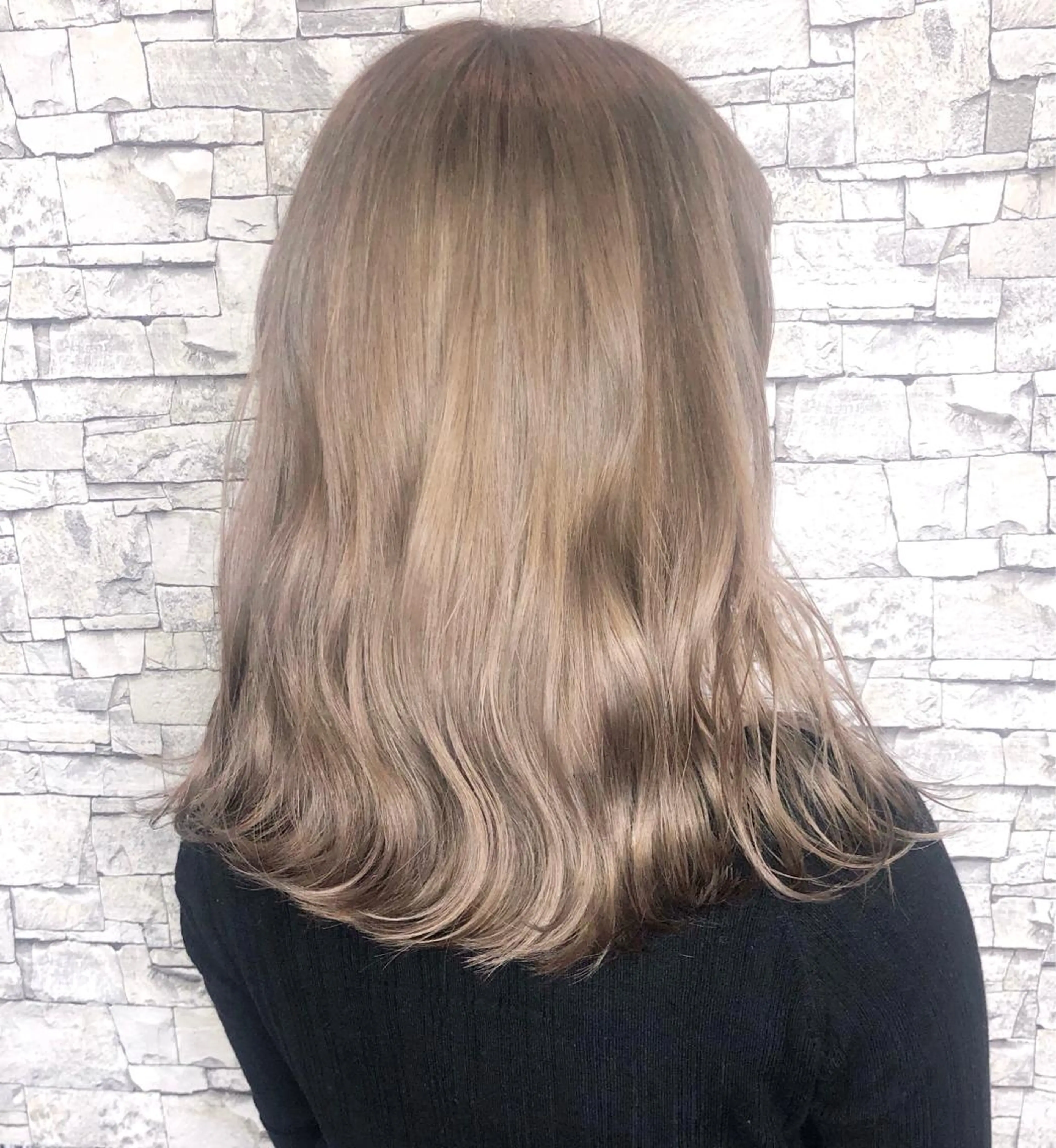 セミロング 🪄🫧ハイトーン/ 乙津茜🐰L'wisのヘアスタイル